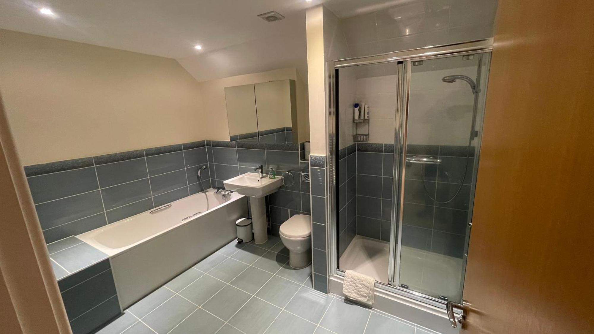 Floor En-suite Double Bedrooms With Great View Of Castle & Free Parking *