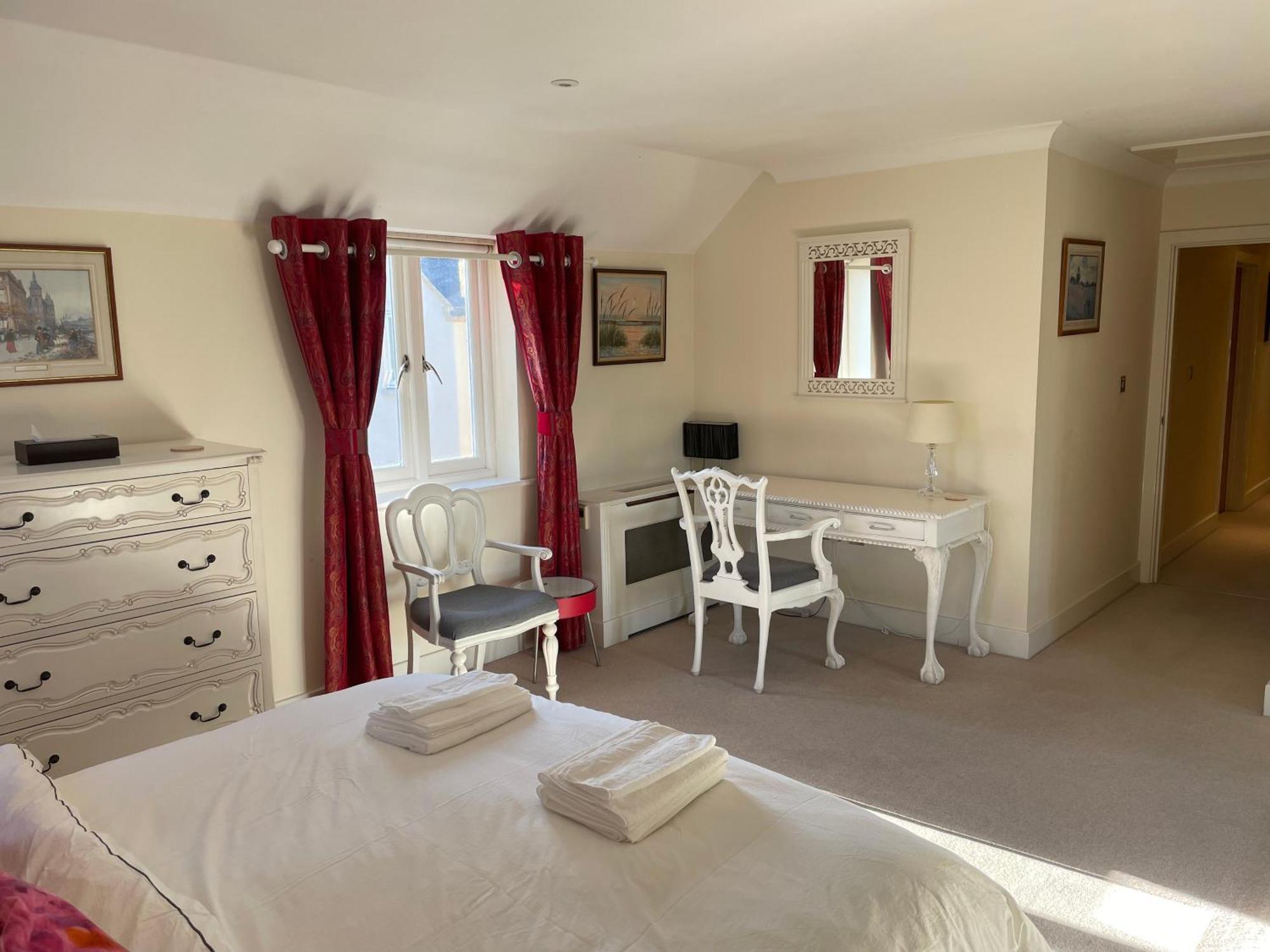 Floor En-suite Double Bedrooms With Great View Of Castle & Free Parking * Windsor