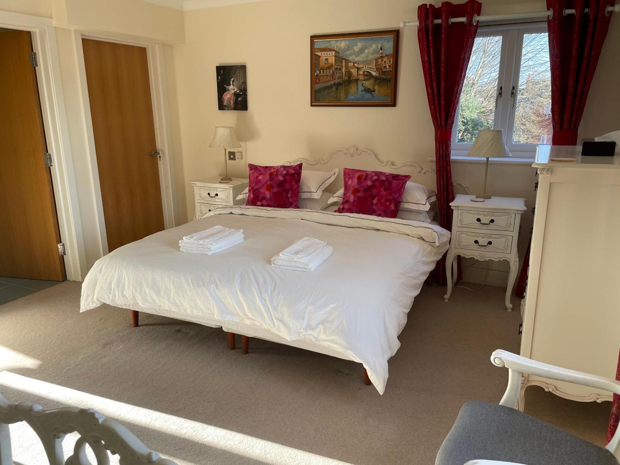 Floor En-suite Double Bedrooms With Great View Of Castle & Free Parking *