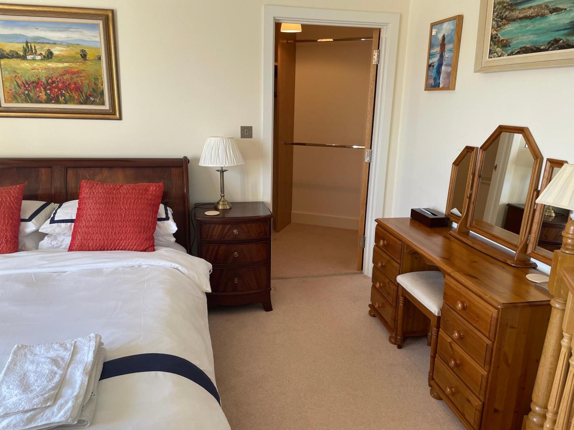 Floor En-suite Double Bedrooms With Great View Of Castle & Free Parking * Windsor
