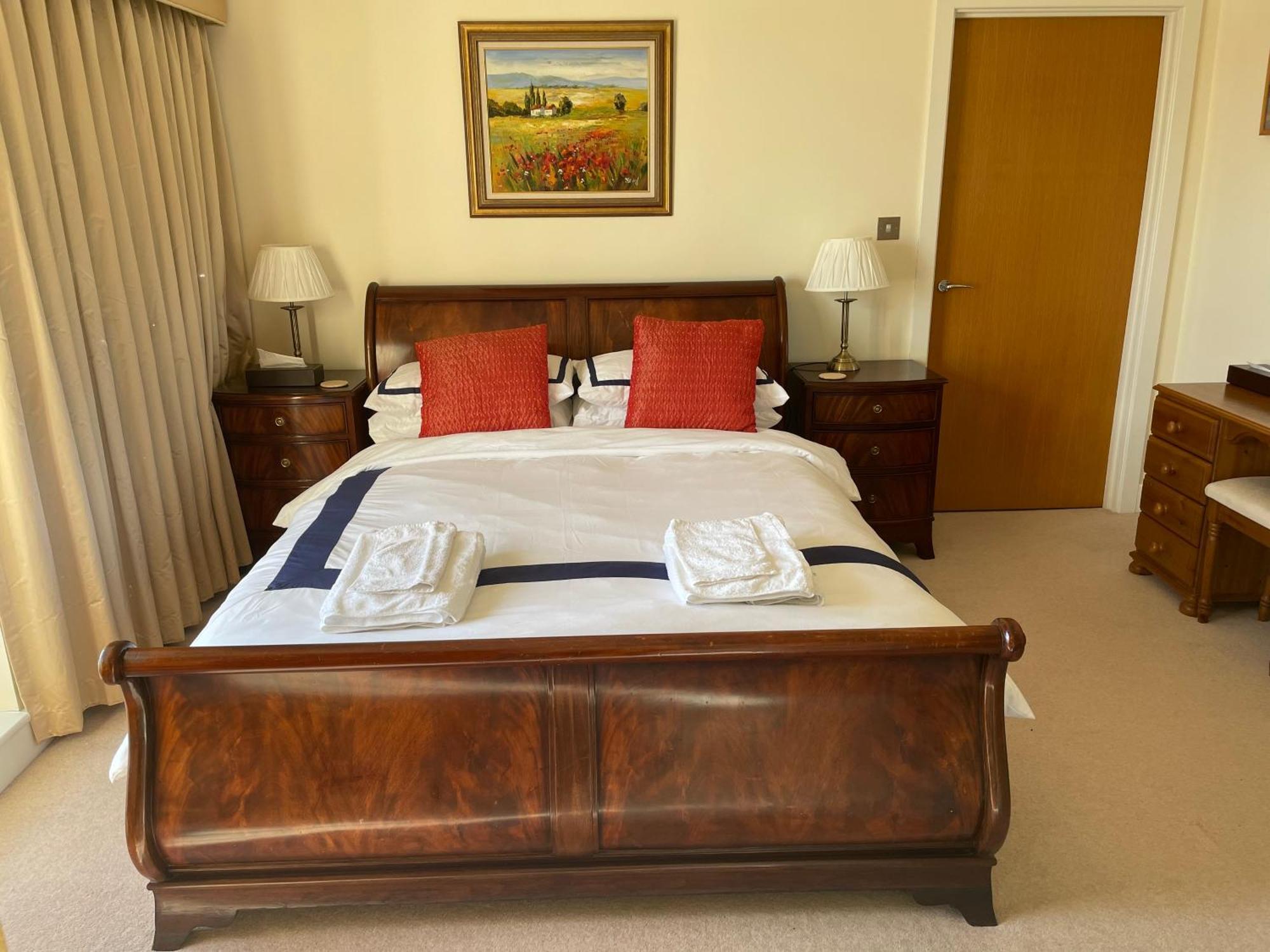 Floor En-suite Double Bedrooms With Great View Of Castle & Free Parking