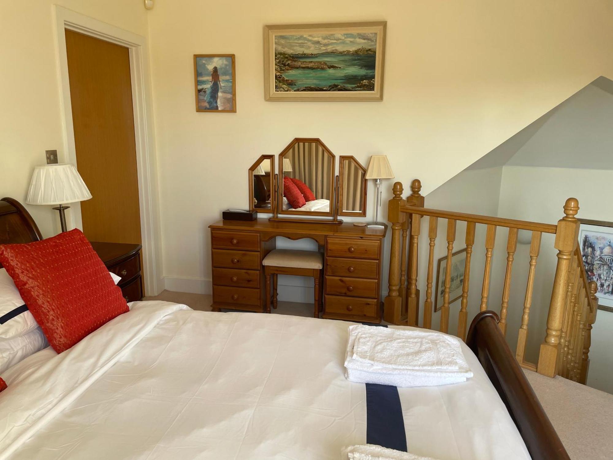 Floor En-suite Double Bedrooms With Great View Of Castle & Free Parking * Windsor