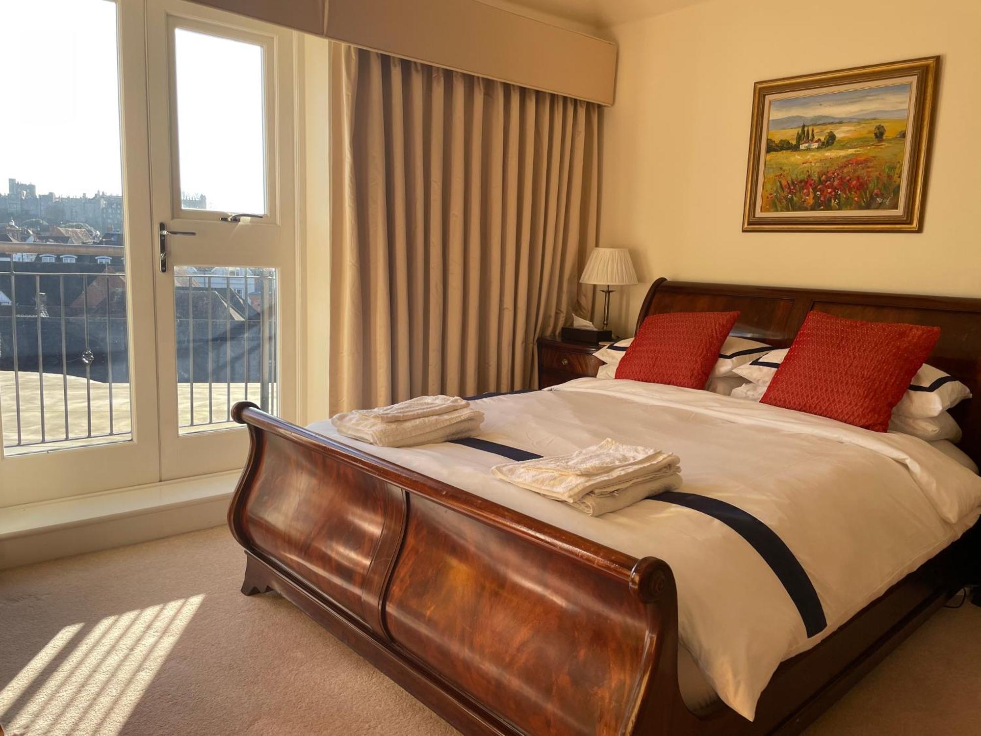 Floor En-suite Double Bedrooms With Great View Of Castle & Free Parking Homestay *