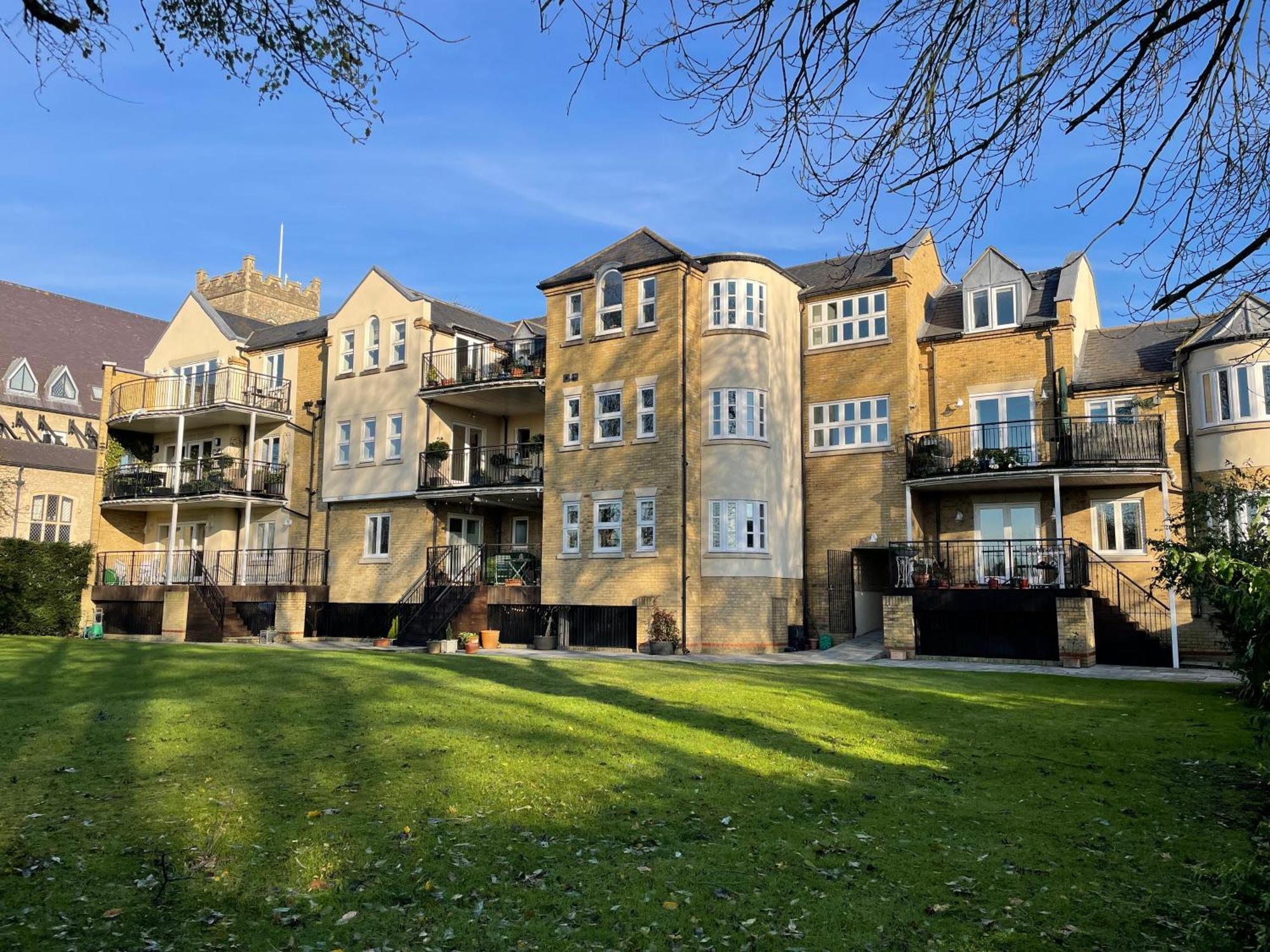 Floor En-suite Double Bedrooms With Great View Of Castle & Free Parking Homestay *