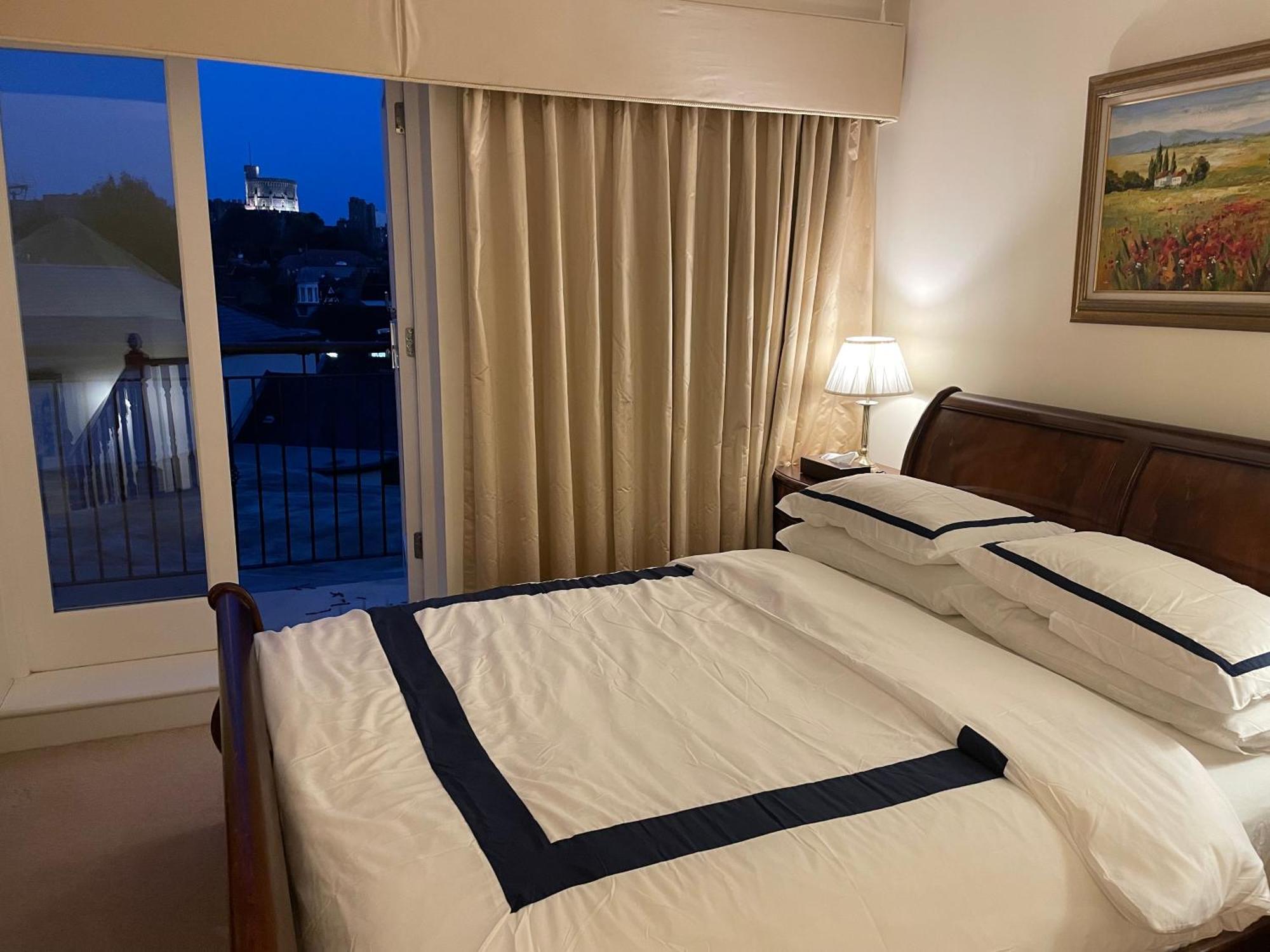 Floor En-suite Double Bedrooms With Great View Of Castle & Free Parking
