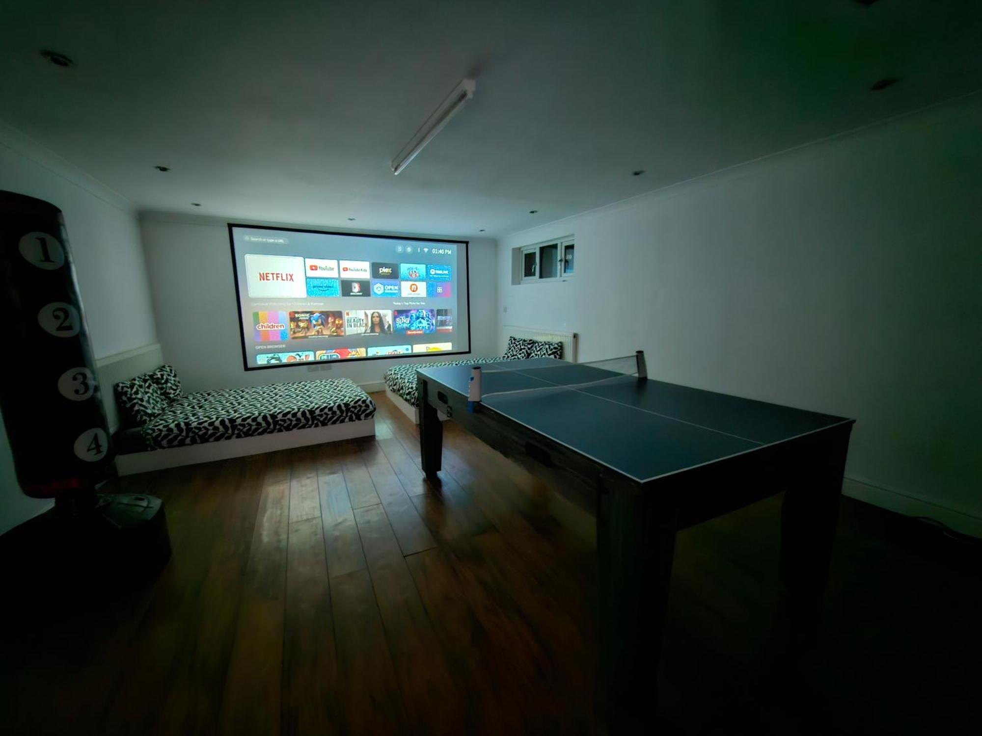 Annexe Pool Table Air Hockey Table Tennis Movie *