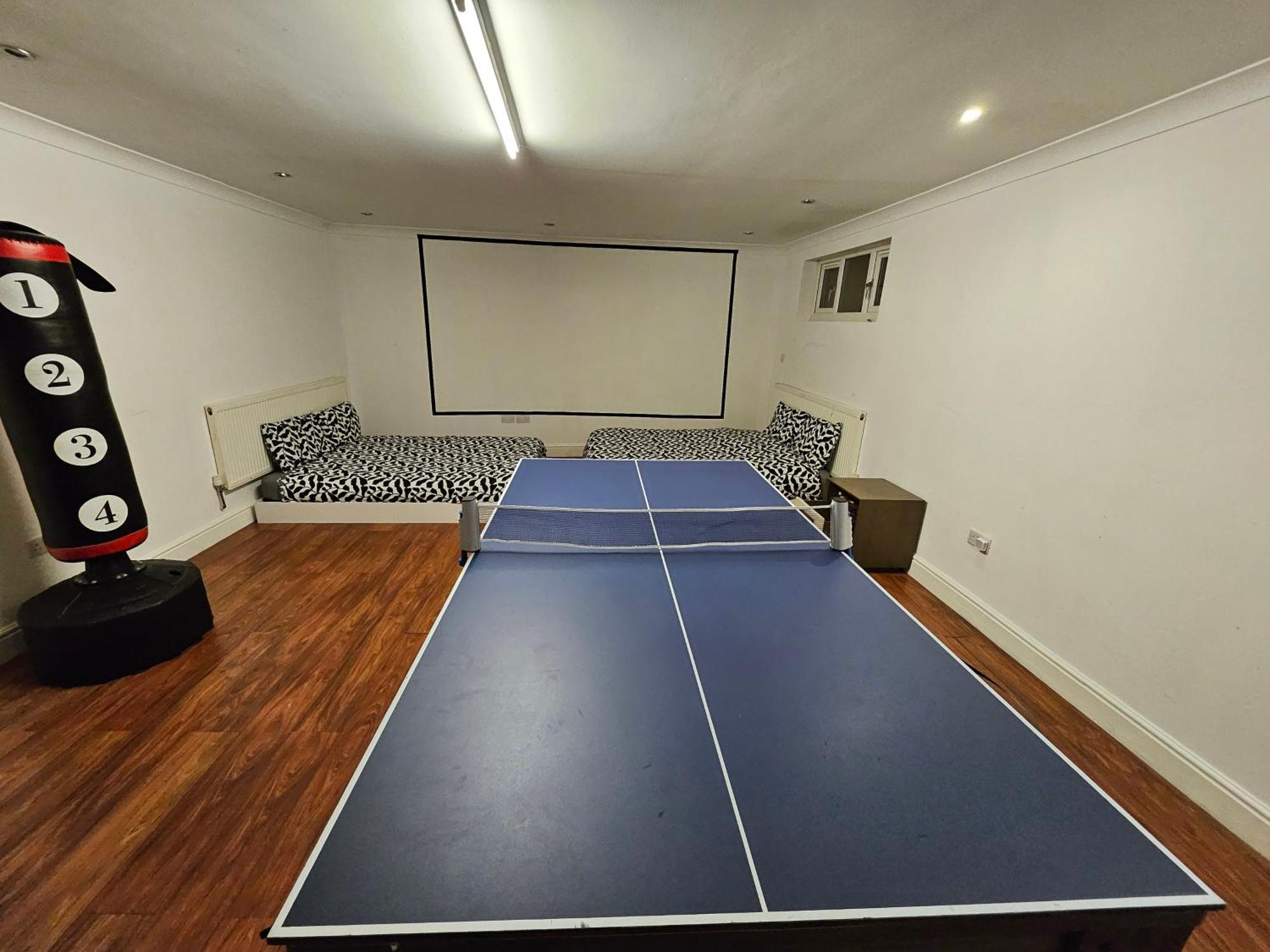 Chalé Annexe Pool Table Air Hockey Table Tennis Movie *