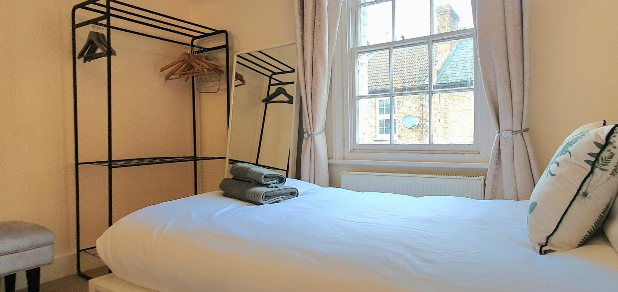 Inviting 2-bed In Holiday home Windsor