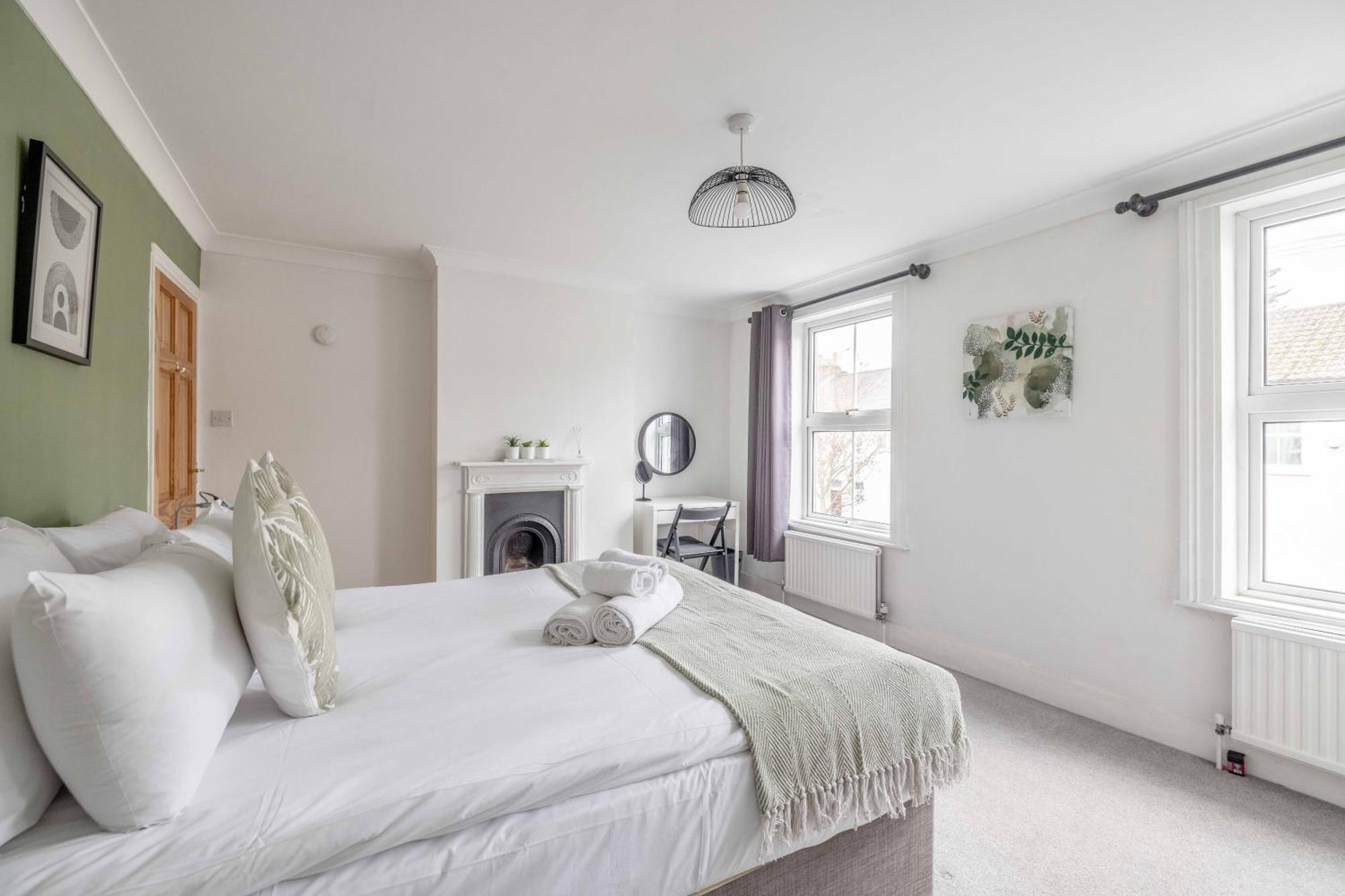 2br Character Minutes From Windsor, Private Garden