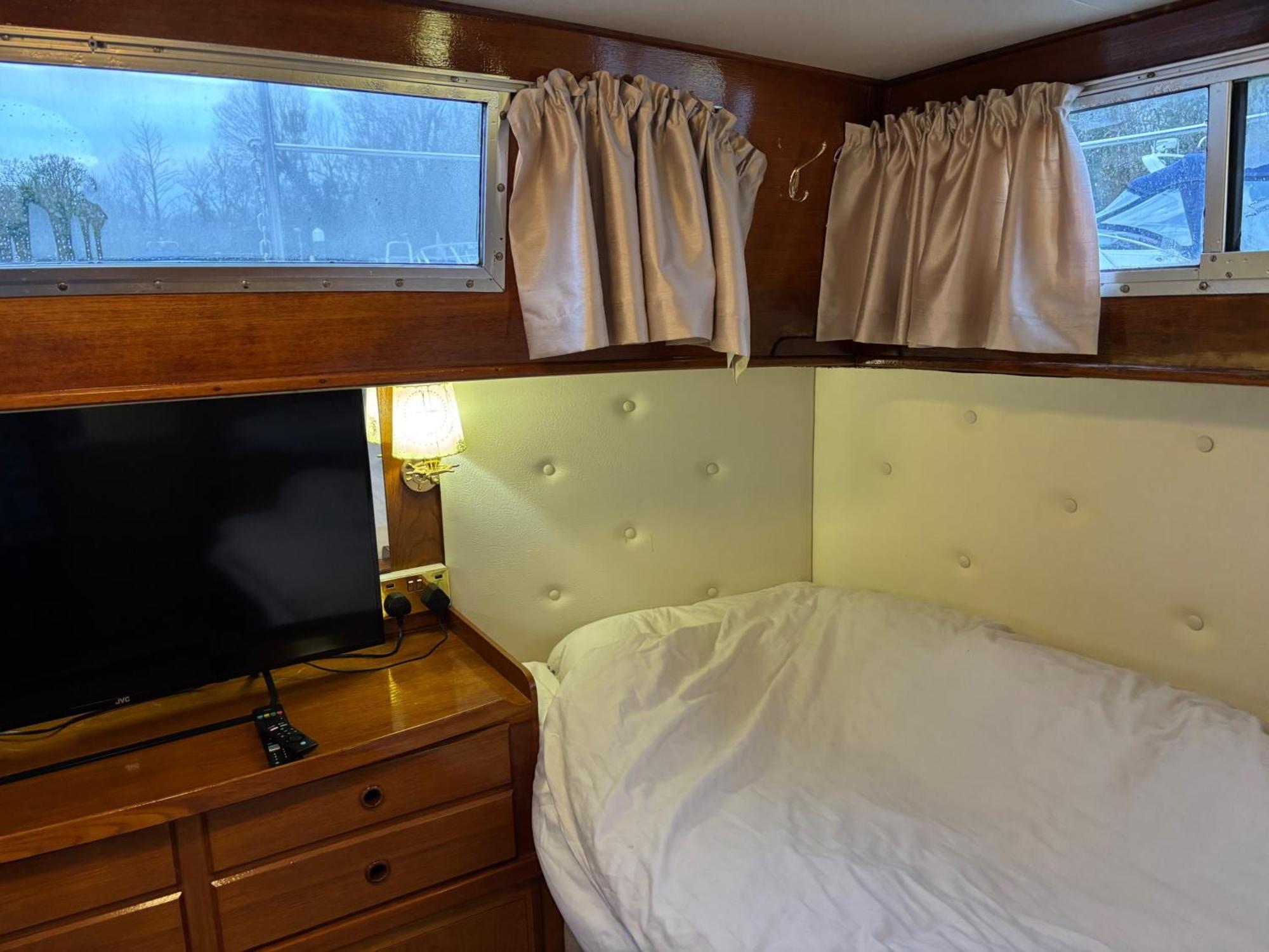 Holiday home Riverside Boat Retreat On The River Thames Windsor