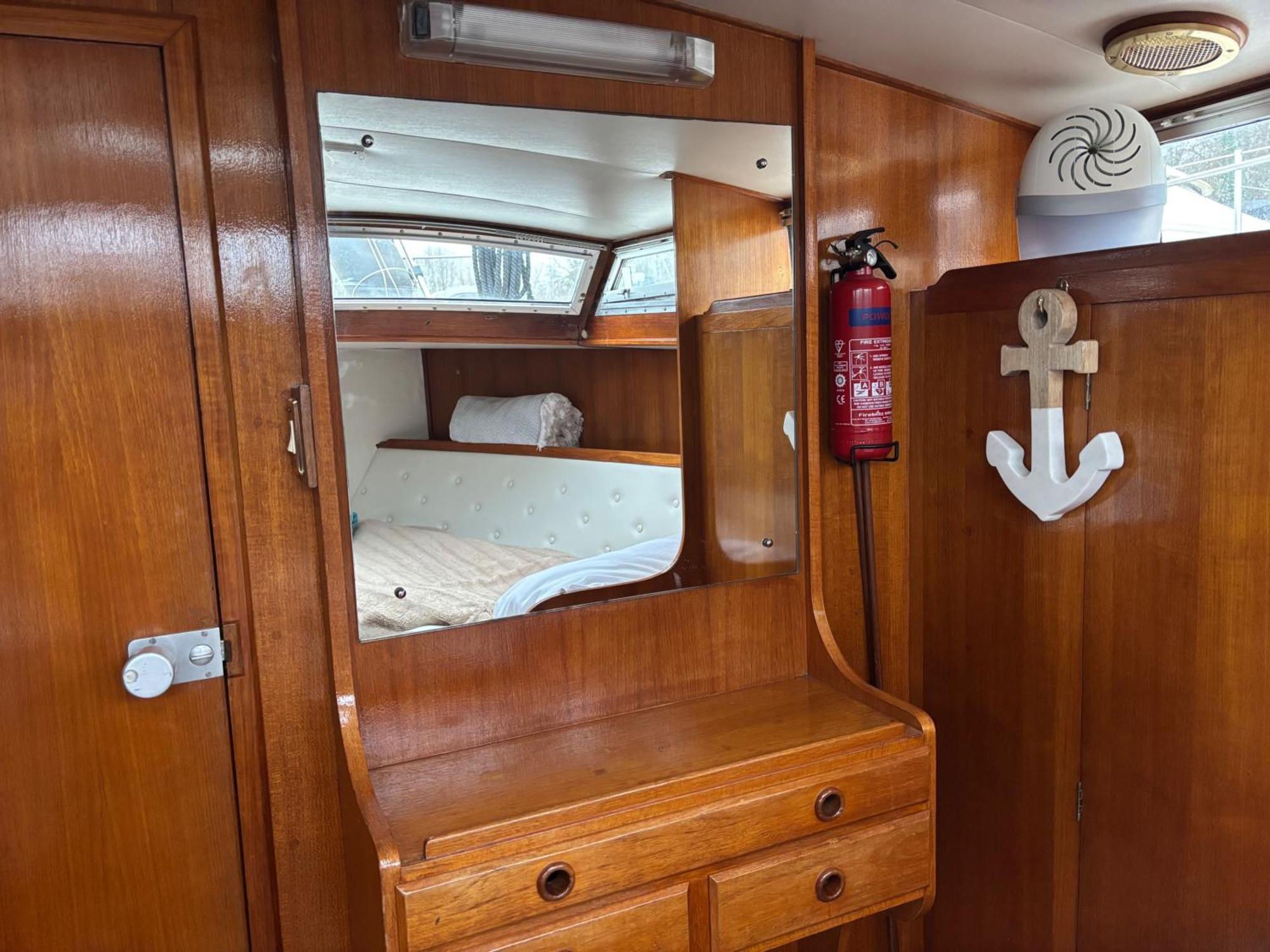 Holiday home Riverside Boat Retreat On The River Thames *