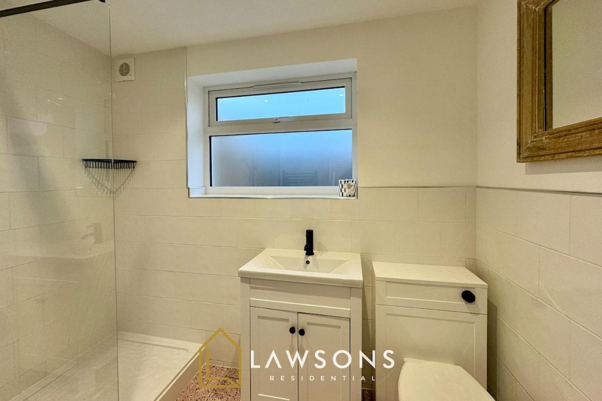 Charming Living By Lawsons With Parking Apartment Windsor