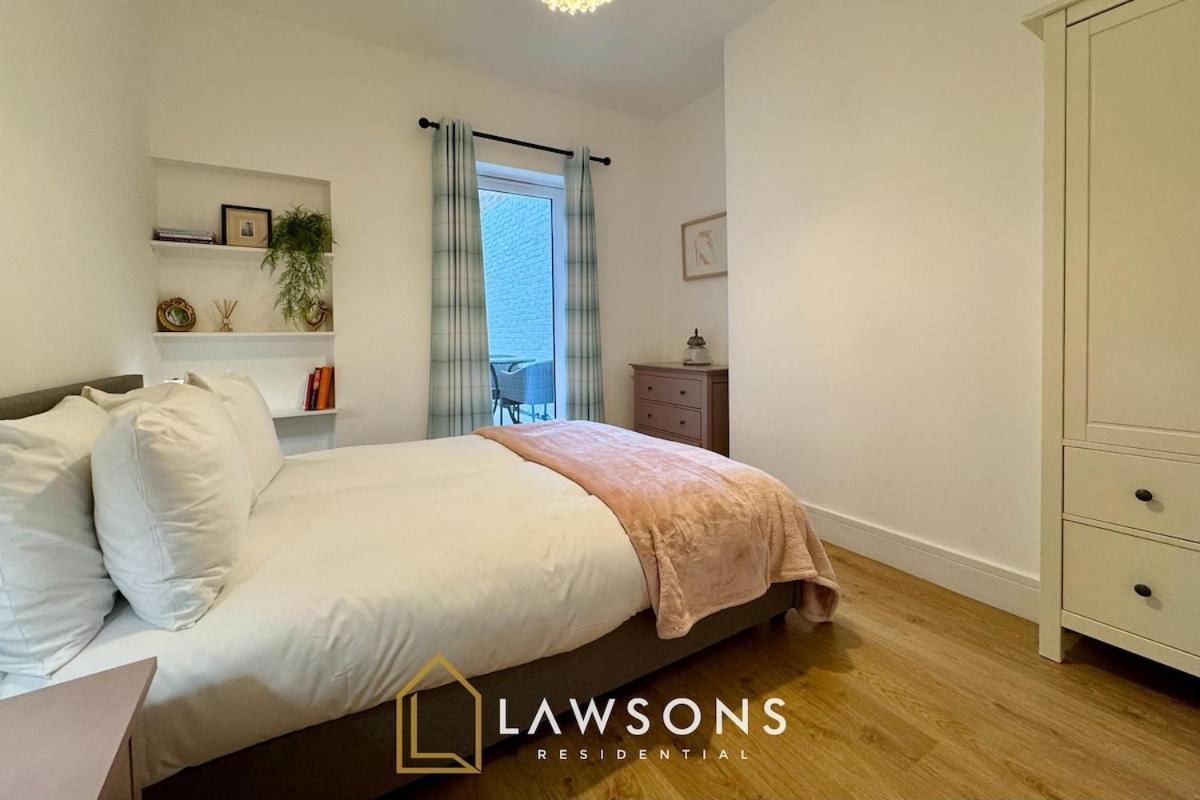 Charming Living By Lawsons With Parking Apartment