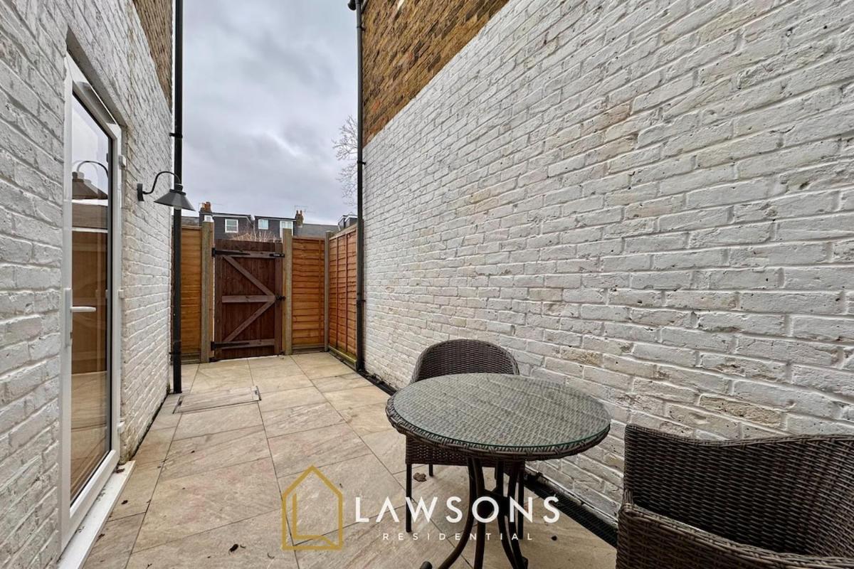 Charming Living By Lawsons With Parking * Windsor