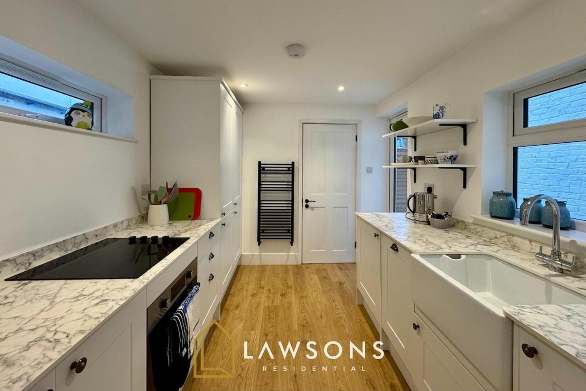 Charming Living By Lawsons With Parking * Windsor