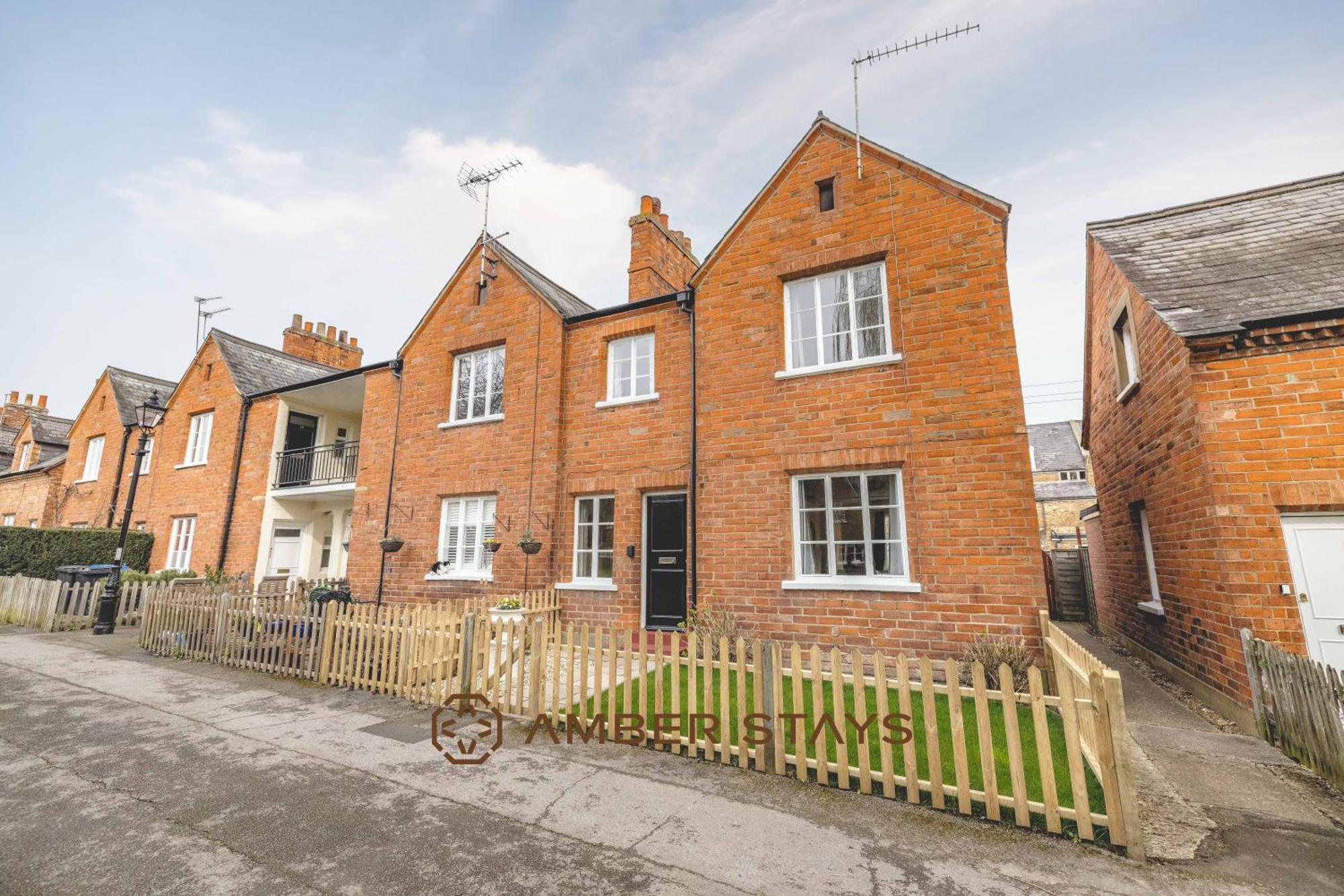 Cosy 3 Bed In Windsor, Perfect For Small Families & Couples, Sleeps 5!