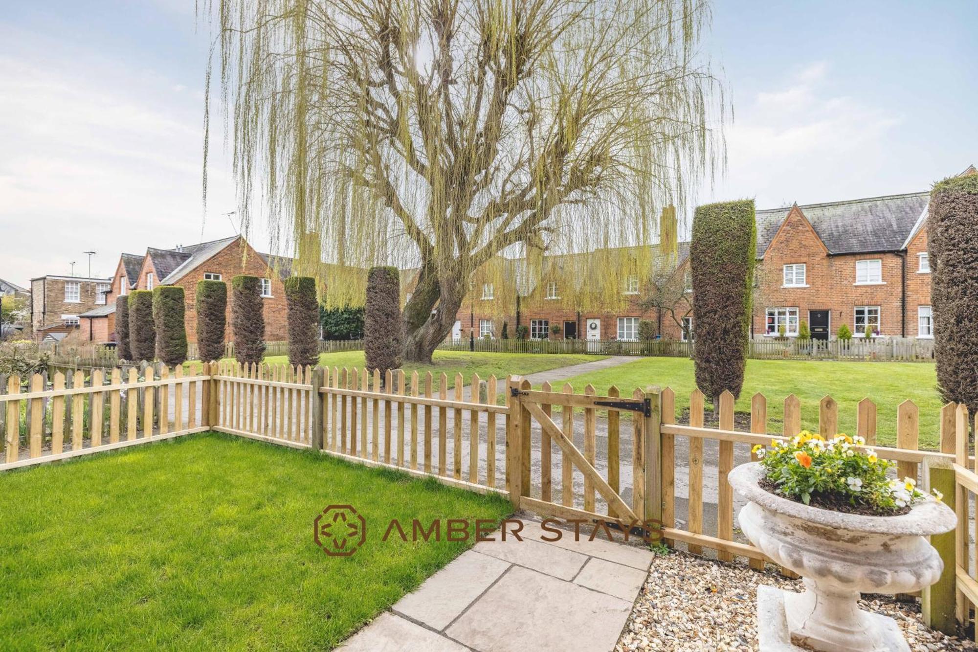 Cosy 3 Bed In Windsor, Perfect For Small Families & Couples, Sleeps 5! Holiday home Windsor
