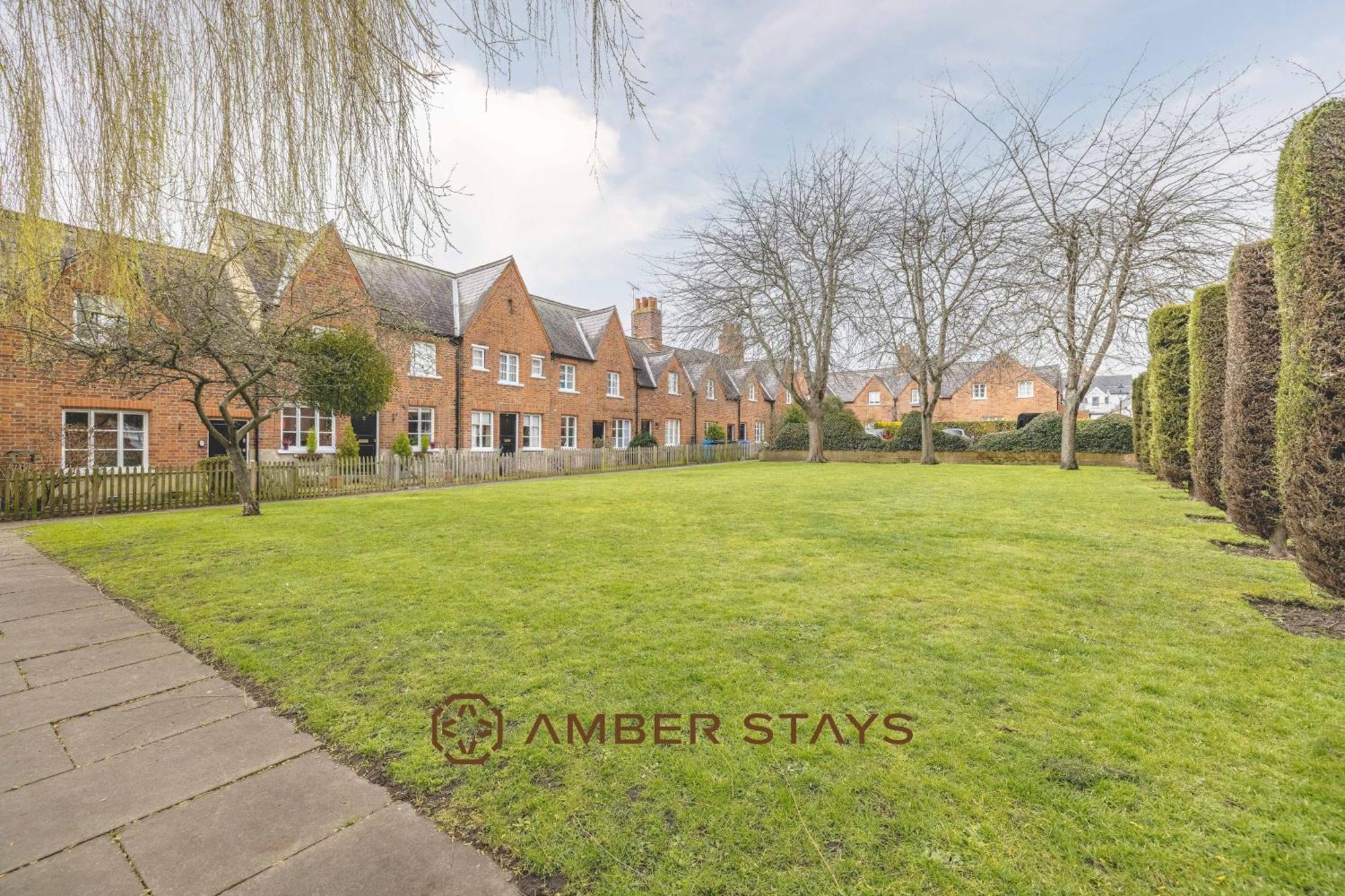 Cosy 3 Bed In Windsor, Perfect For Small Families & Couples, Sleeps 5! Holiday home