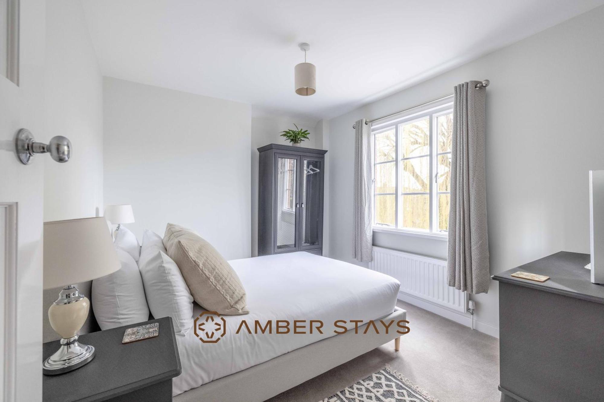 Cosy 3 Bed In Windsor, Perfect For Small Families & Couples, Sleeps 5! Holiday home *
