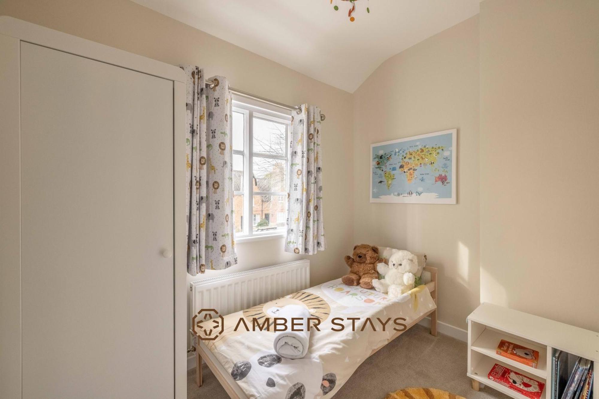 Cosy 3 Bed In Windsor, Perfect For Small Families & Couples, Sleeps 5! *