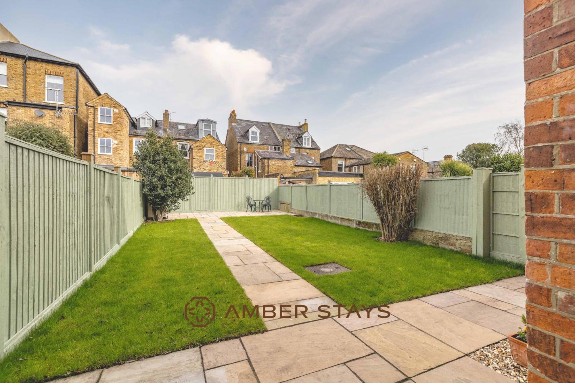 Cosy 3 Bed In Windsor, Perfect For Small Families & Couples, Sleeps 5! Windsor