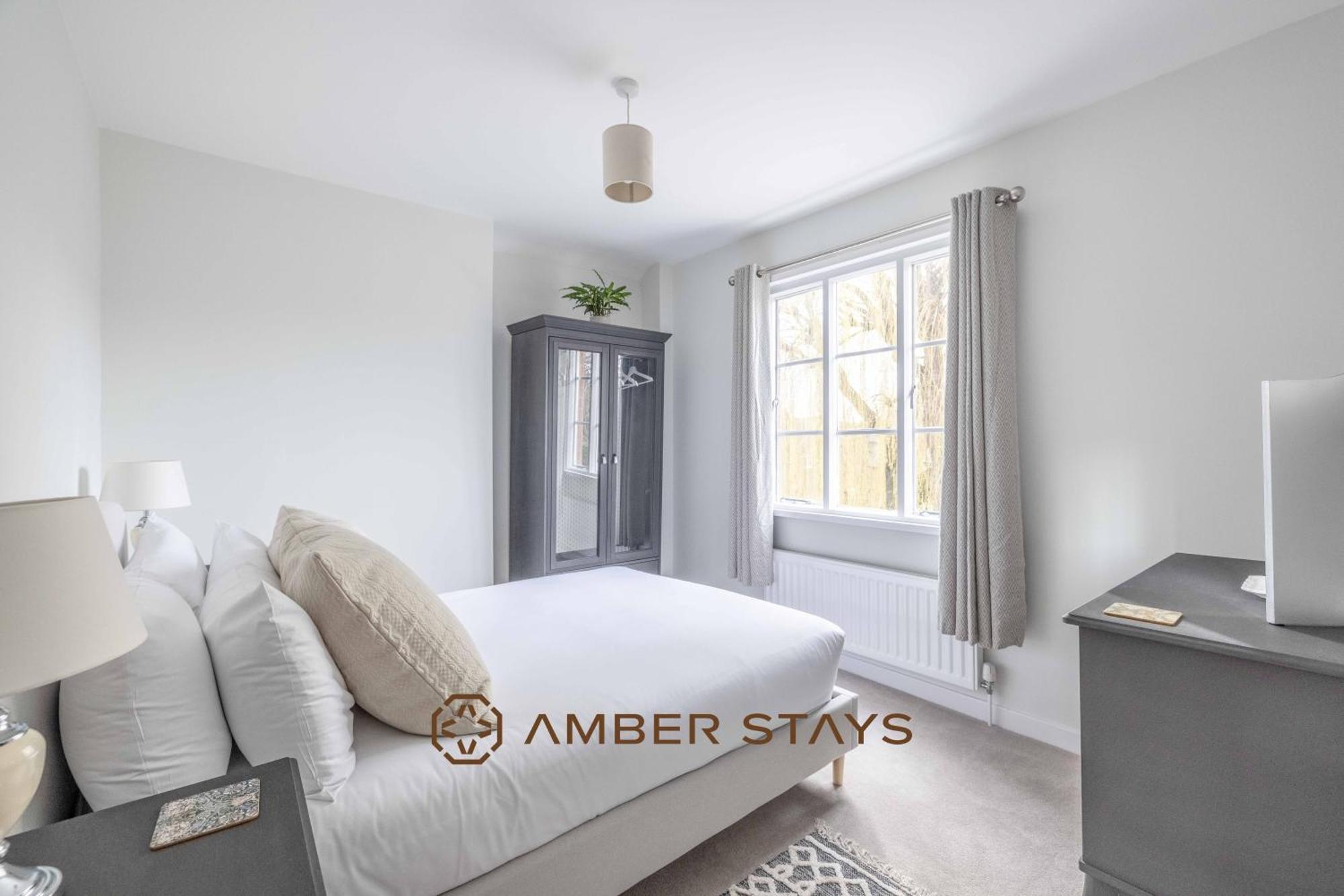 Cosy 3 Bed In Windsor, Perfect For Small Families & Couples, Sleeps 5! Holiday home