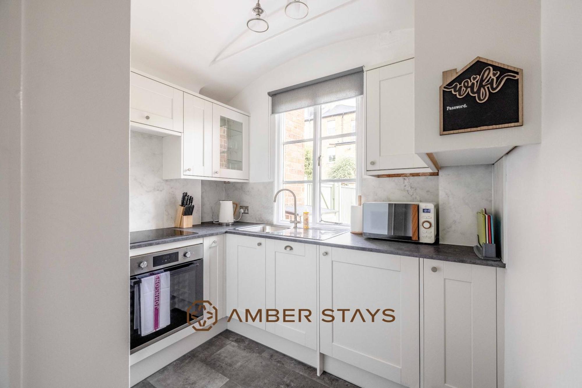 Holiday home Cosy 3 Bed In Windsor, Perfect For Small Families & Couples, Sleeps 5! *