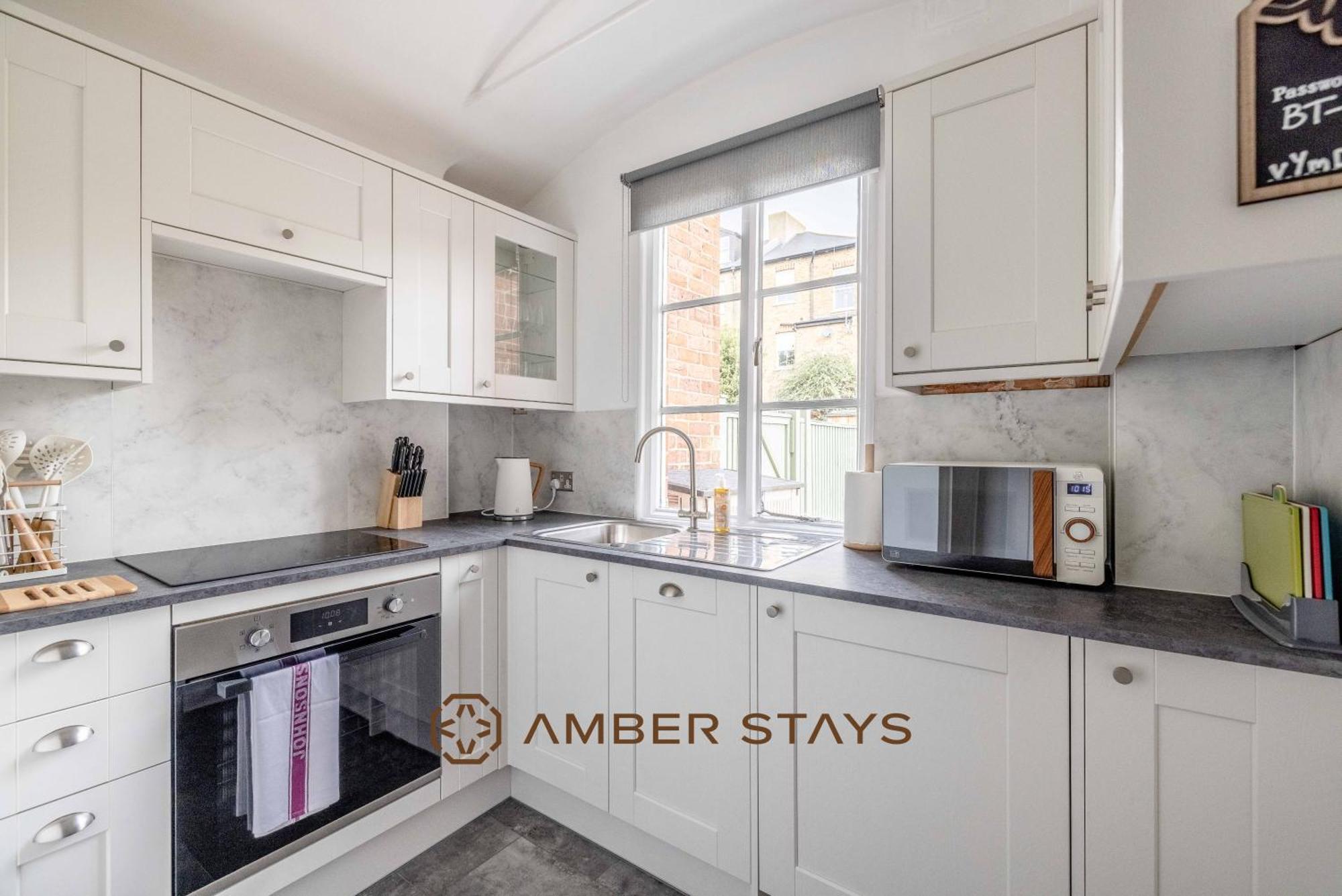 Cosy 3 Bed In Windsor, Perfect For Small Families & Couples, Sleeps 5! Holiday home Windsor