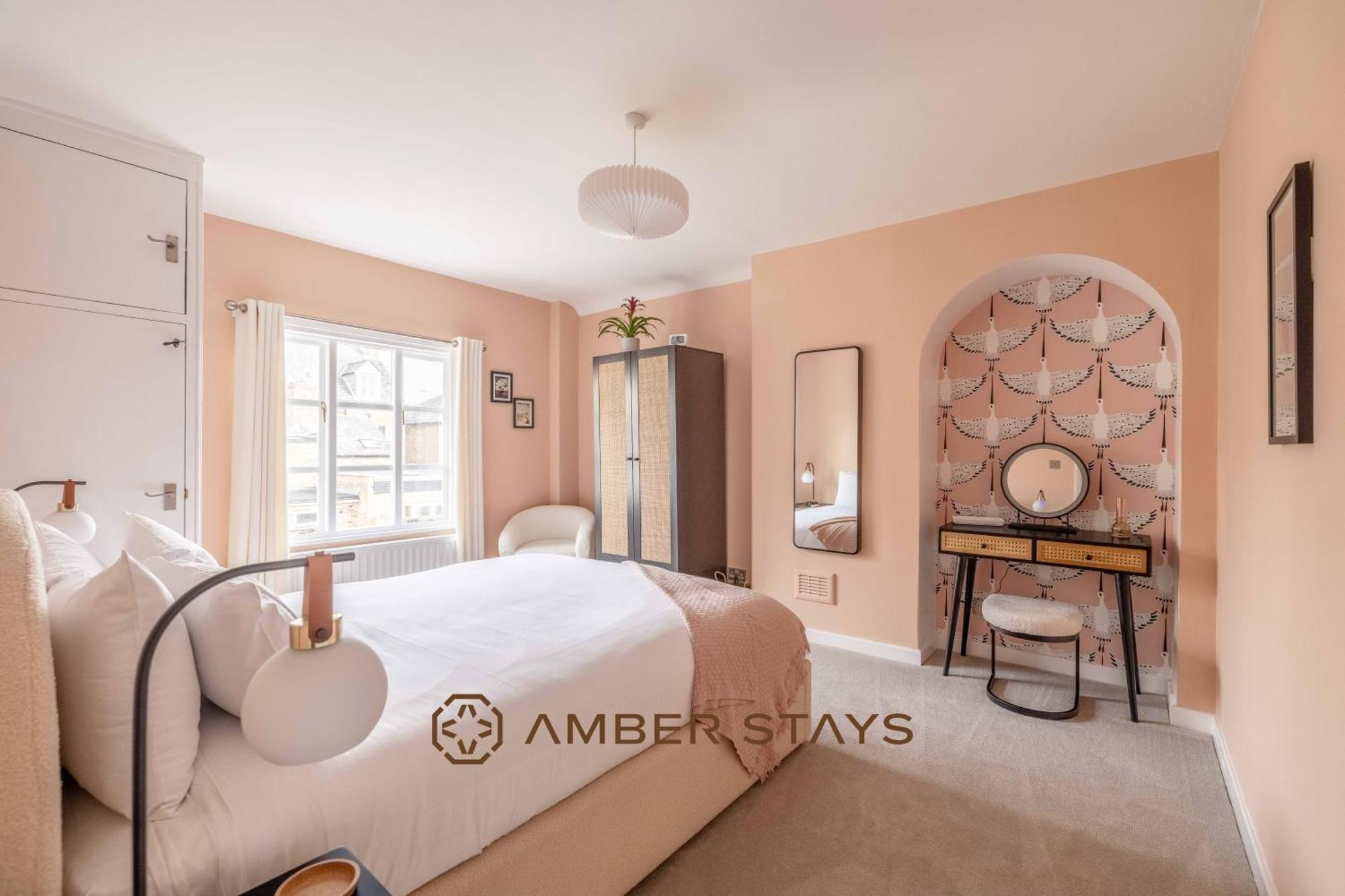 Cosy 3 Bed In Windsor, Perfect For Small Families & Couples, Sleeps 5! Holiday home *