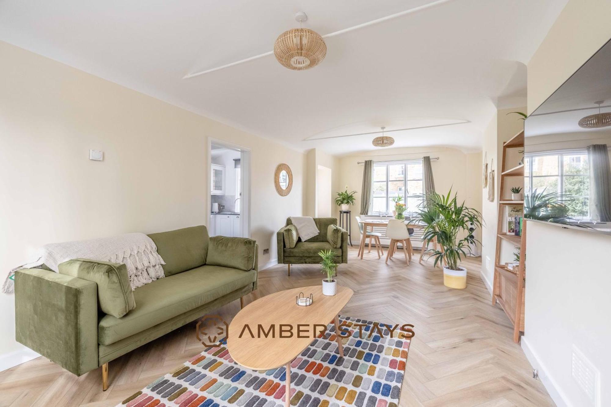 Cosy 3 Bed In Windsor, Perfect For Small Families & Couples, Sleeps 5! *