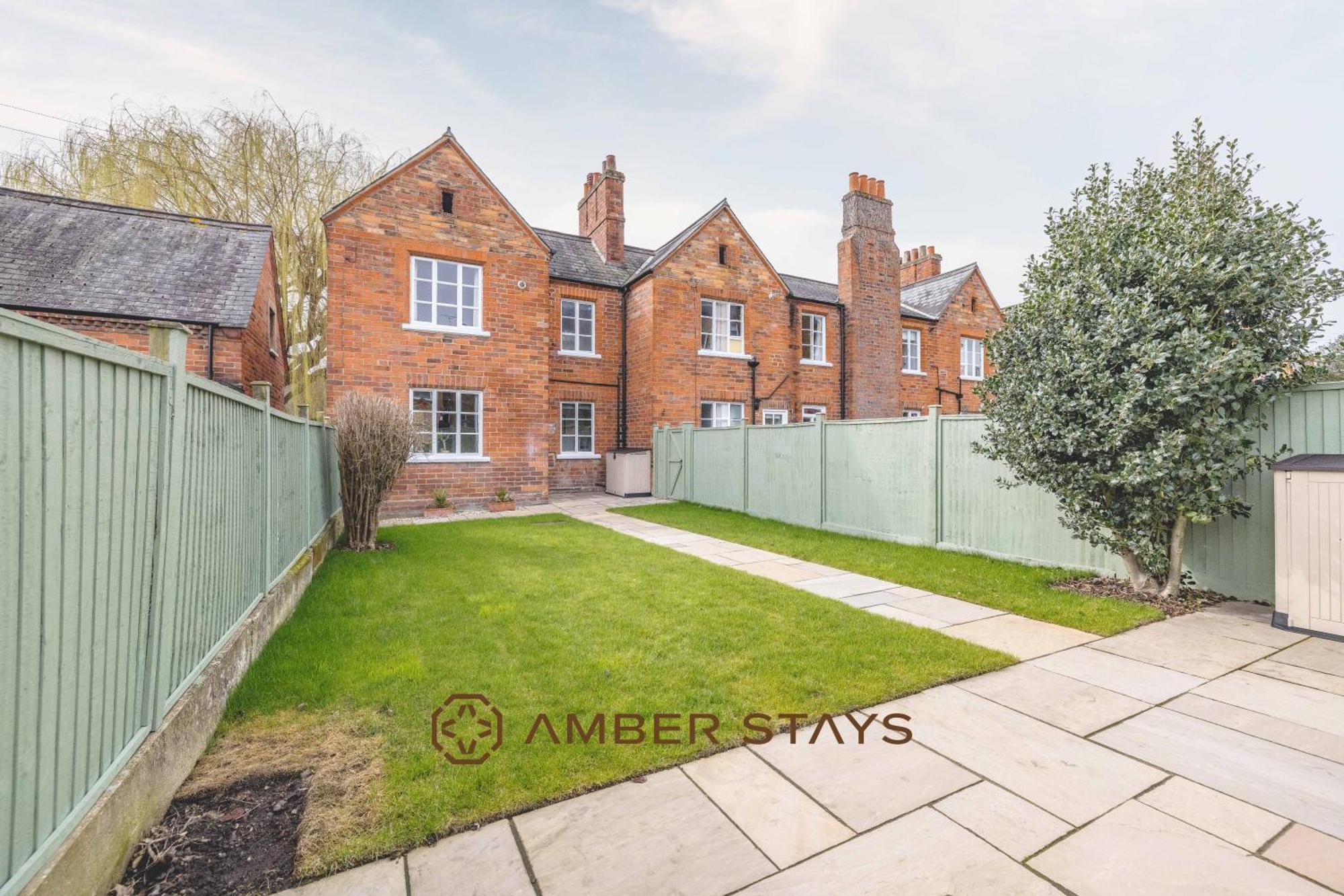 Cosy 3 Bed In Windsor, Perfect For Small Families & Couples, Sleeps 5! Windsor
