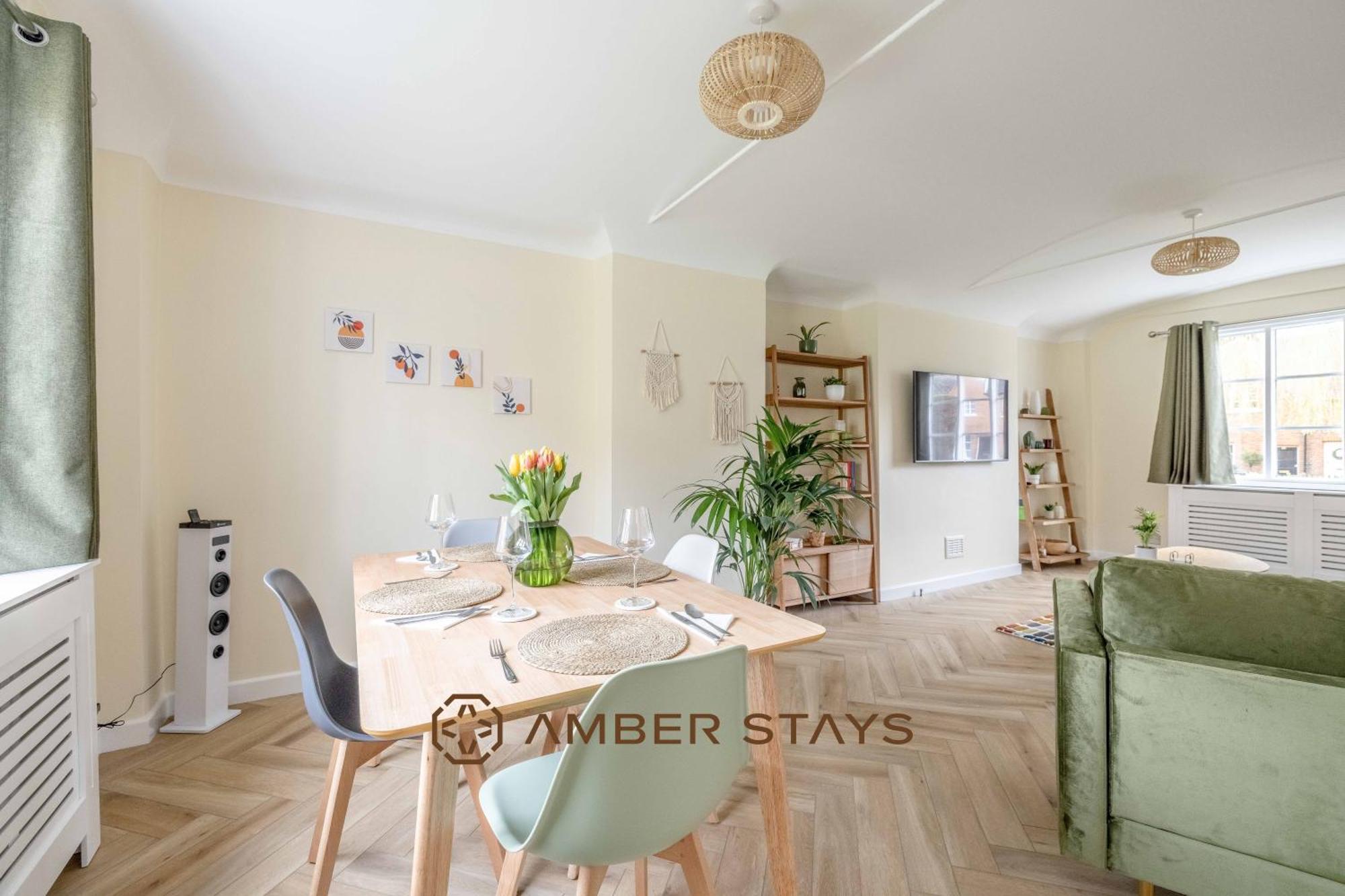 Holiday home Cosy 3 Bed In Windsor, Perfect For Small Families & Couples, Sleeps 5!
