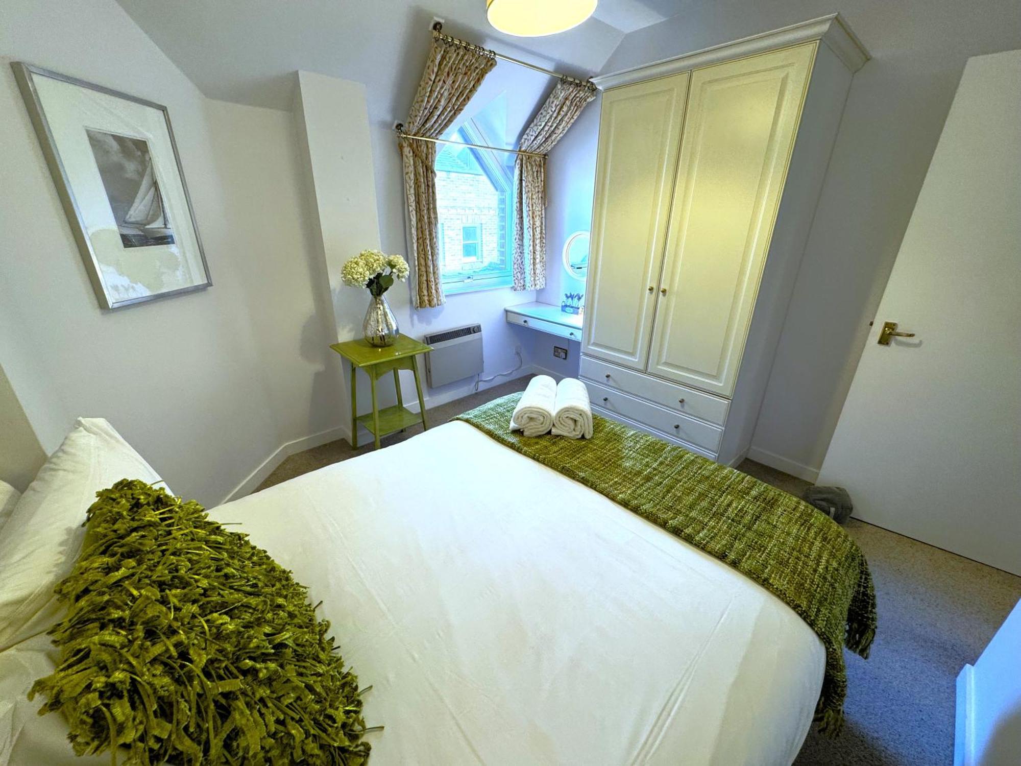 The Courtyard 2 Bedroom Apartments In Central Windsor With Parking Apartment Windsor