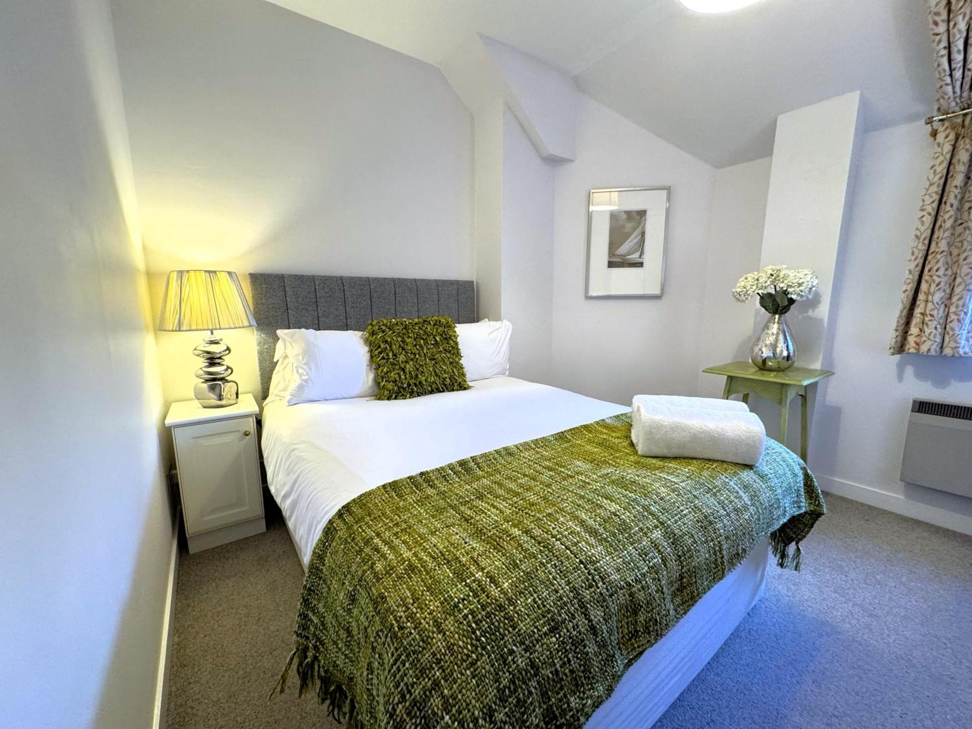 The Courtyard 2 Bedroom Apartments In Central Windsor With Parking