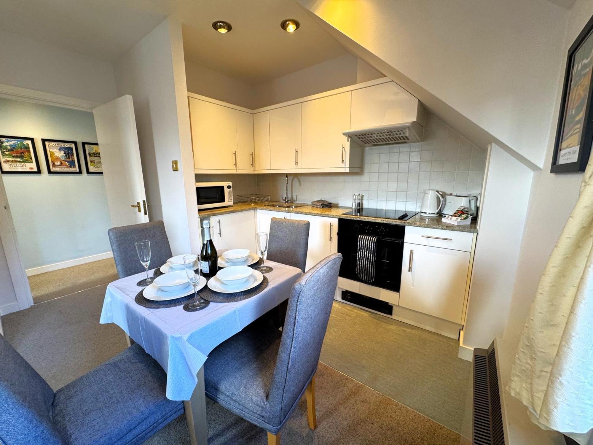 Apartment The Courtyard 2 Bedroom Apartments In Central Windsor With Parking