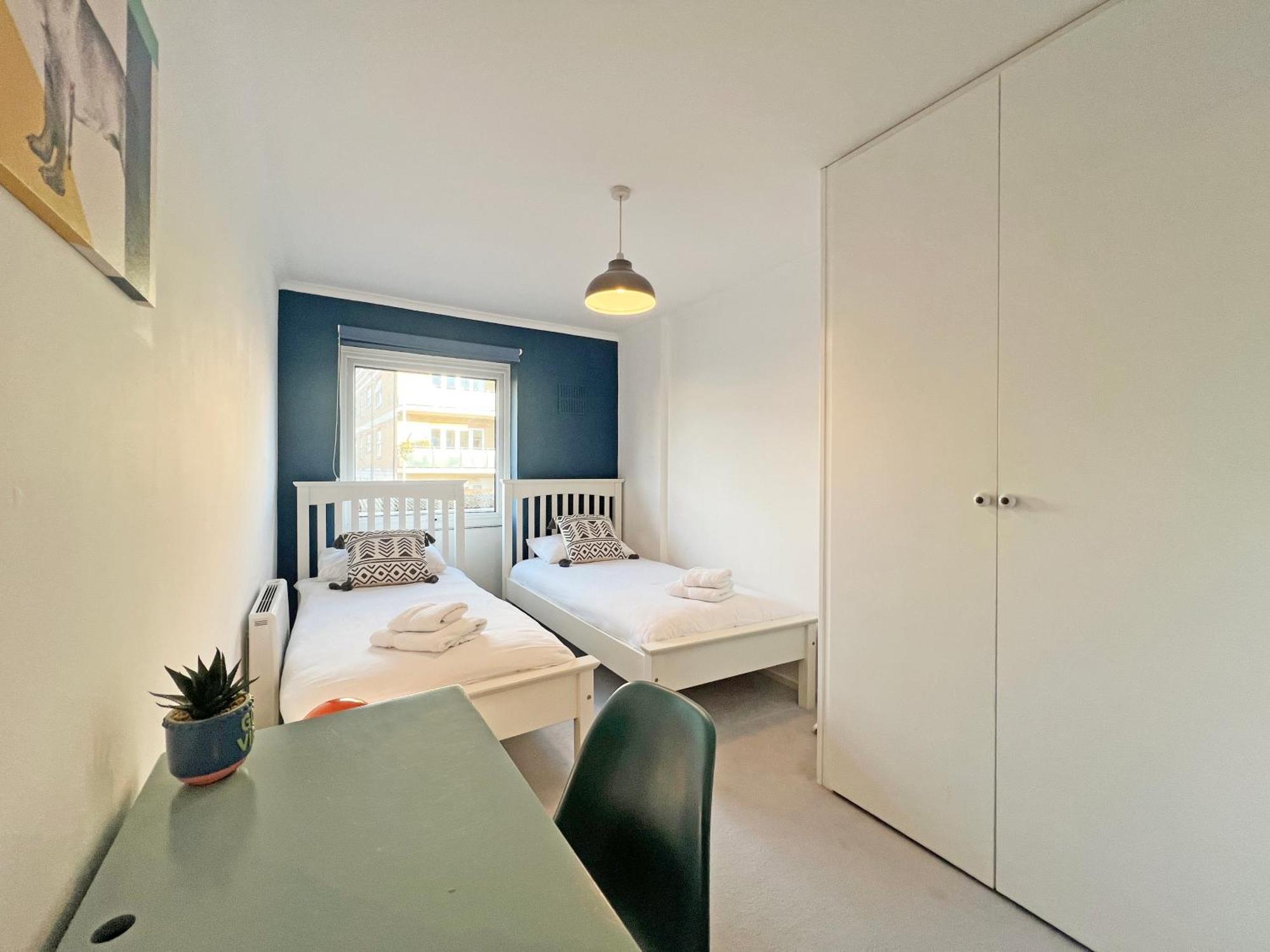 Gate Retreat: 2-bed With Parking Apartment Windsor