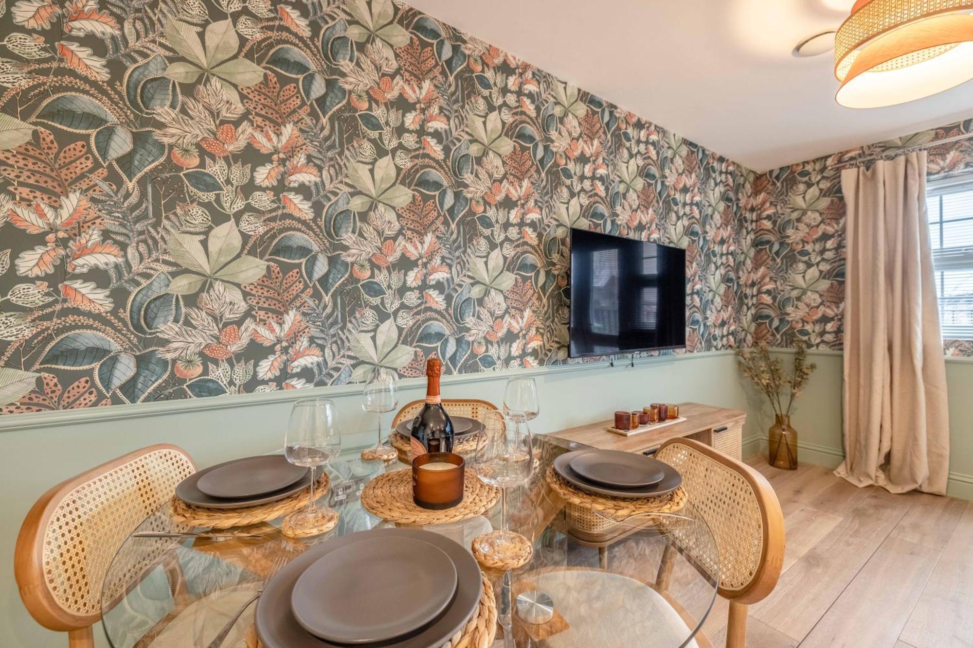 Escape In Style To With Free Parking Apartment