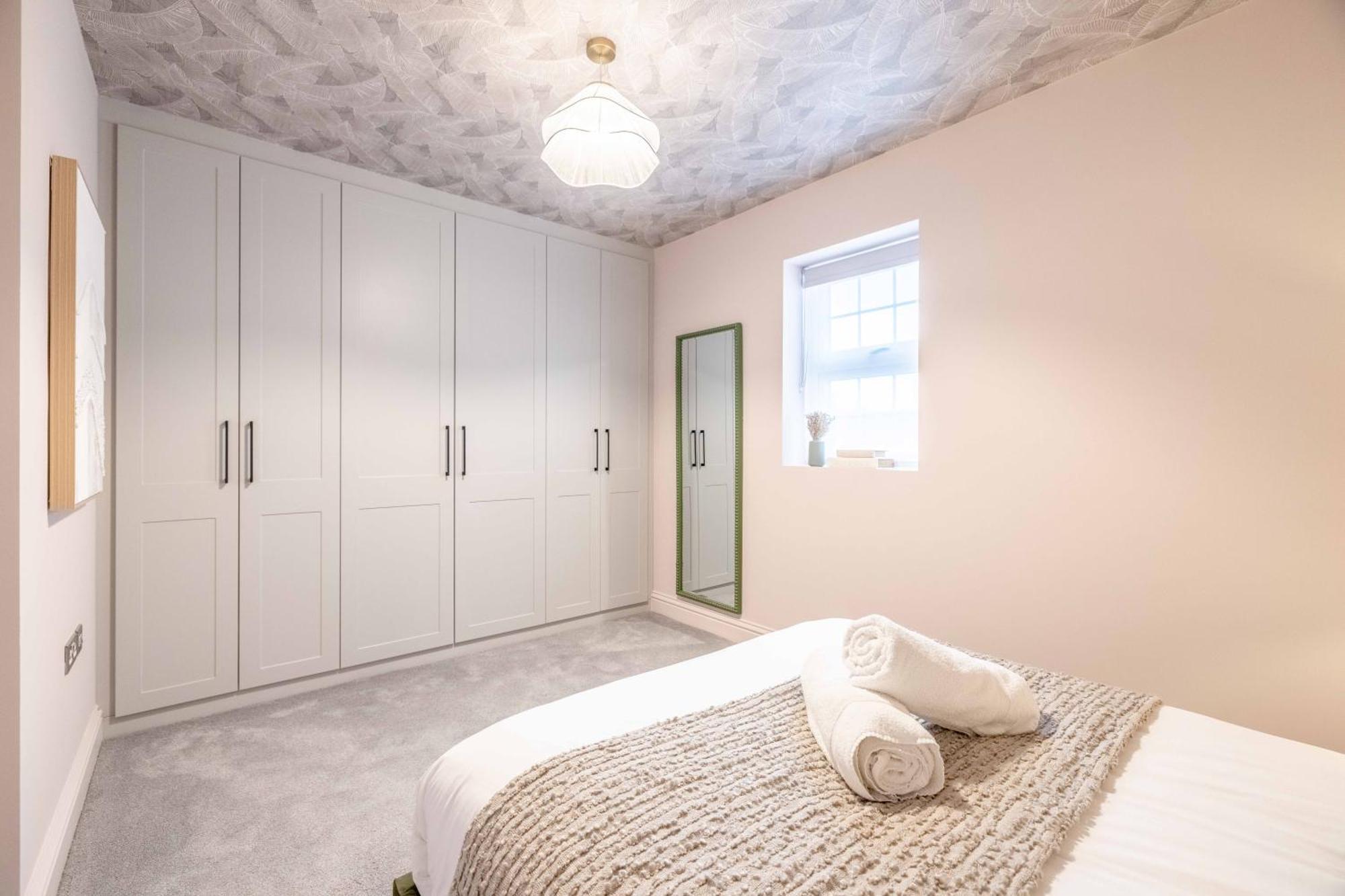 Escape In Style To With Free Parking Apartment Windsor