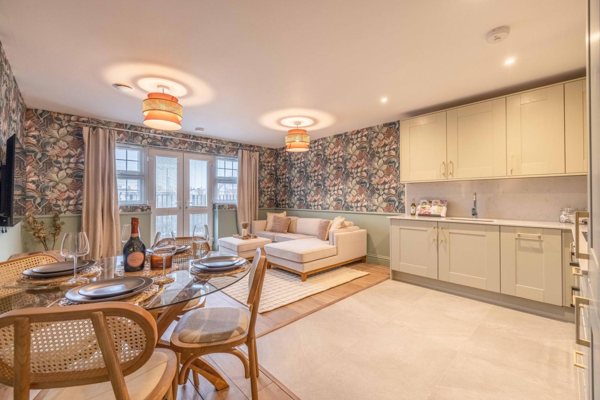Escape In Style To With Free Parking Apartment *