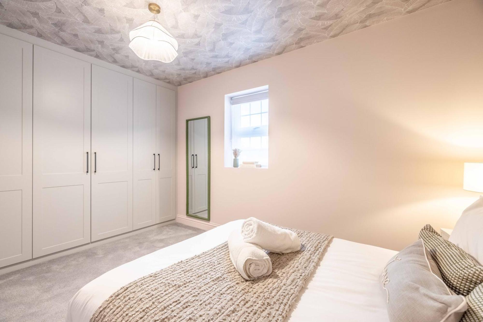Escape In Style To With Free Parking * Windsor