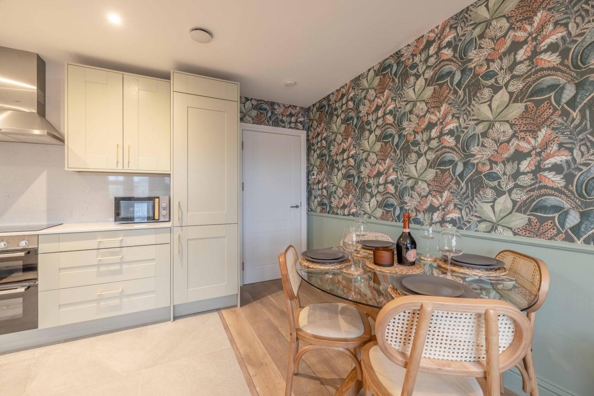 Escape In Style To With Free Parking Apartment *