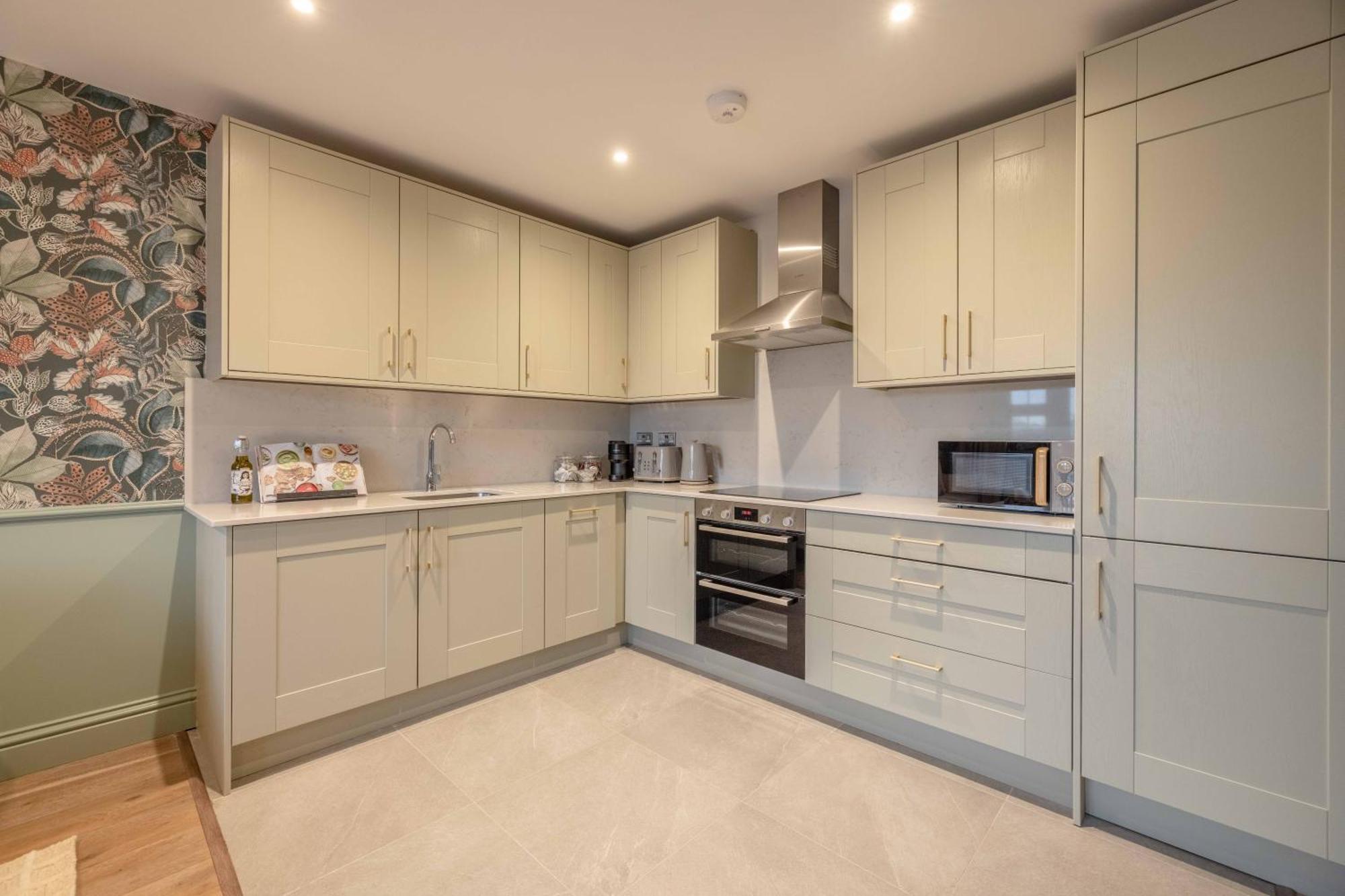 Escape In Style To With Free Parking * Windsor