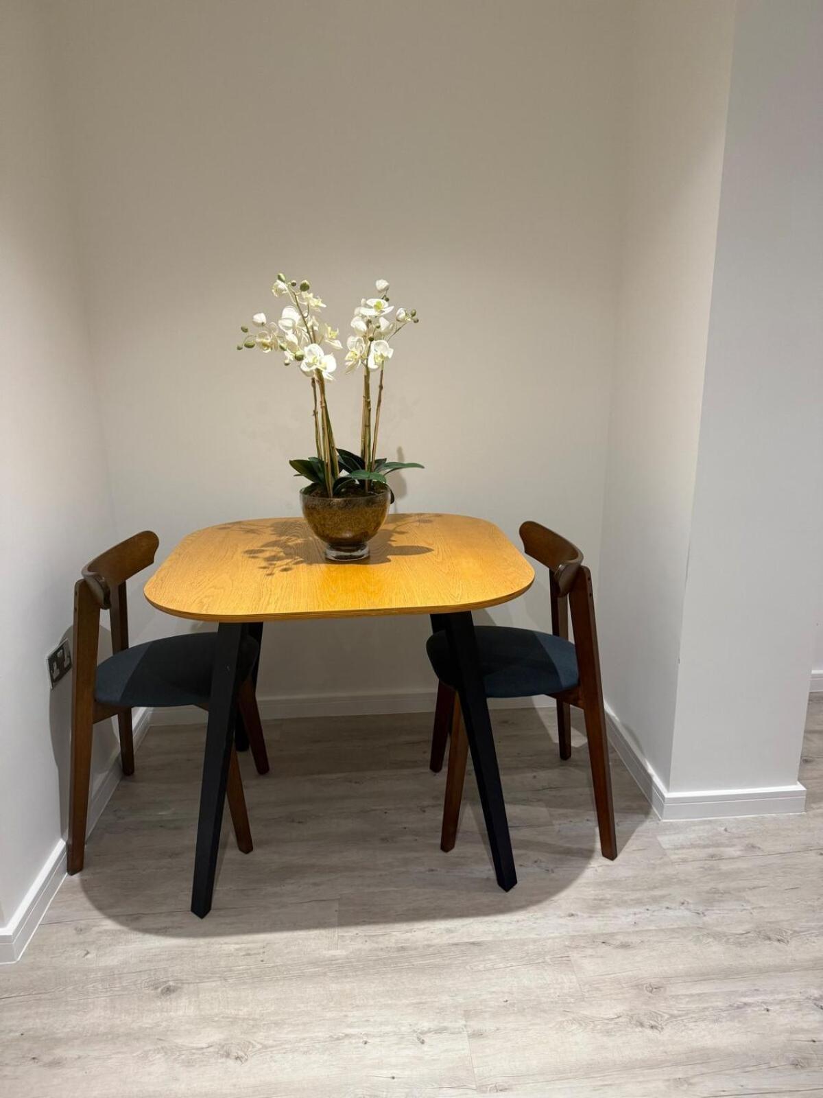 Large 1 Bedroom Self Contained Garden Flat Apartment *