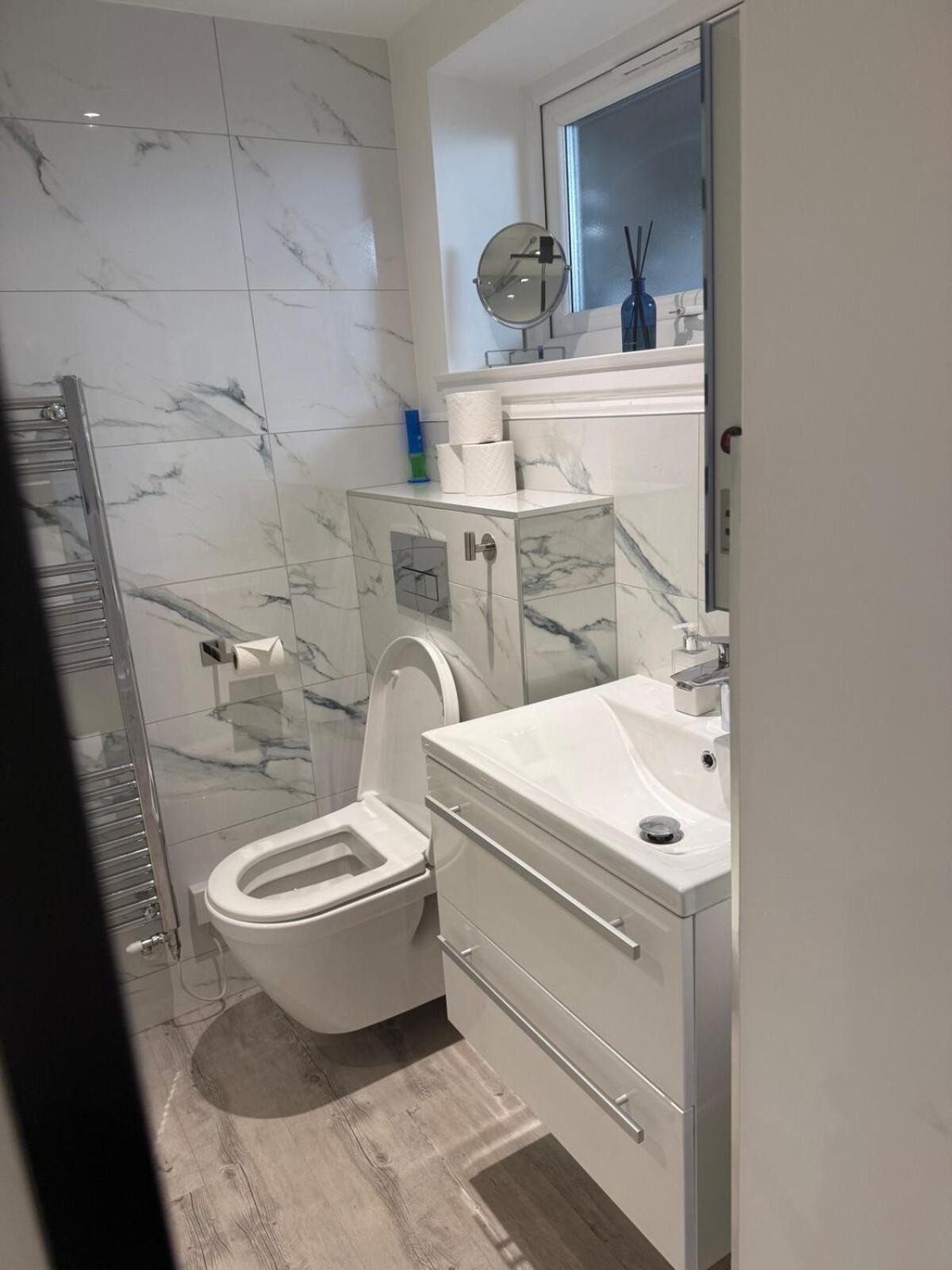 Apartment Large 1 Bedroom Self Contained Garden Flat