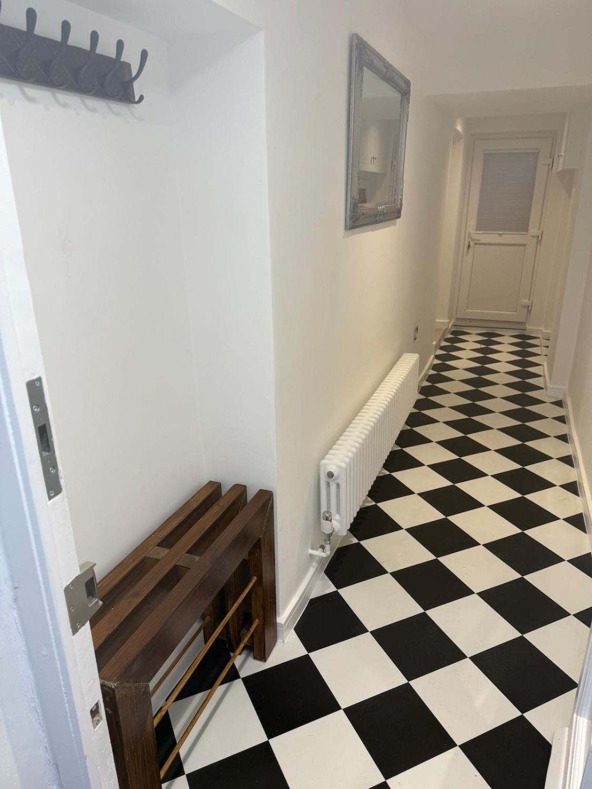 Apartment Large 1 Bedroom Self Contained Garden Flat Windsor