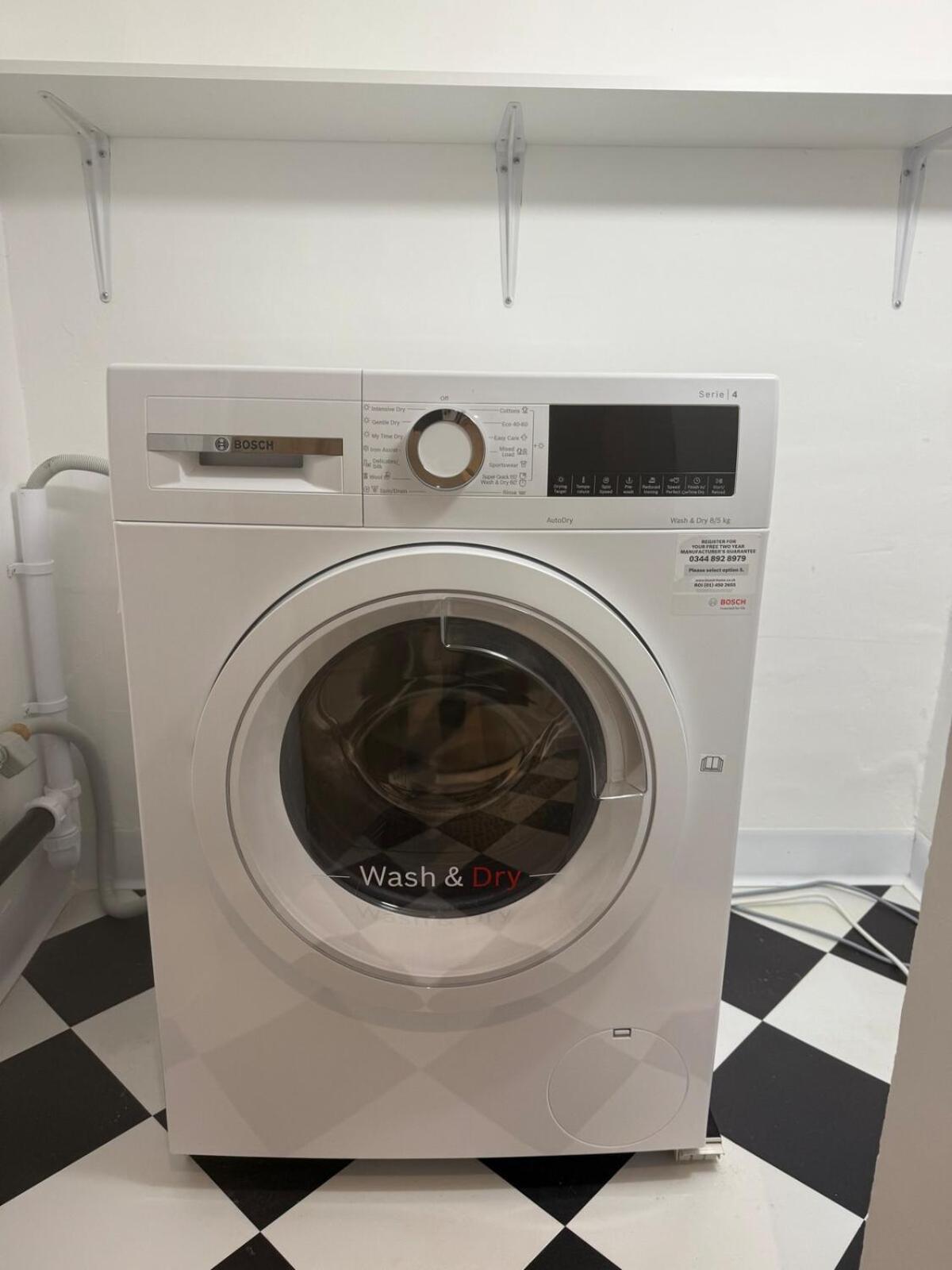 Large 1 Bedroom Self Contained Garden Flat *