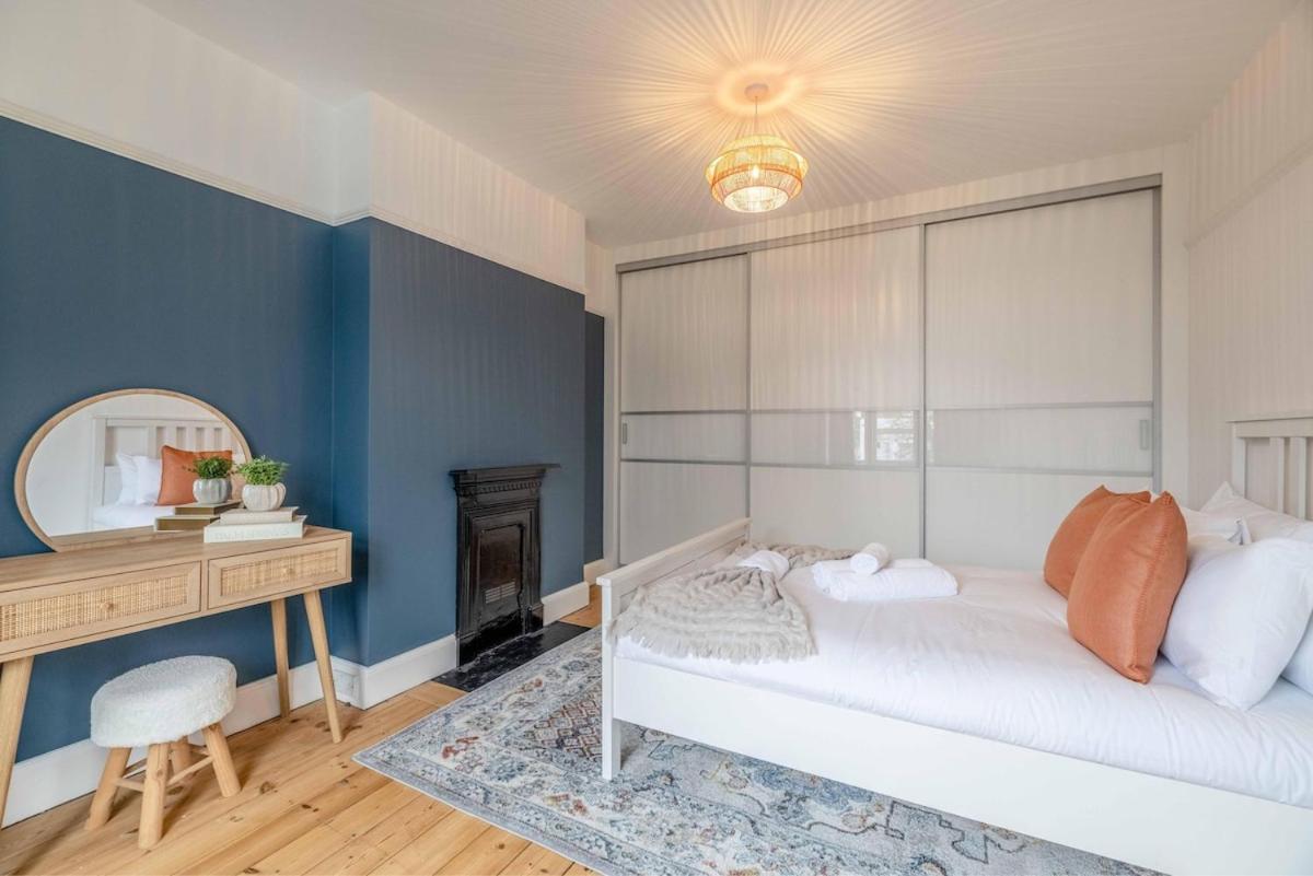 Spacious 5br Home, Parking, Walk To Holiday home *