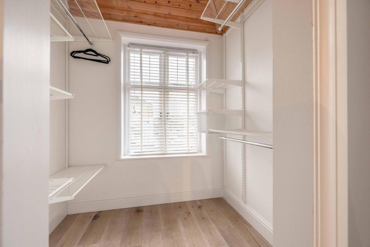 Spacious 5br Home, Parking, Walk To Windsor
