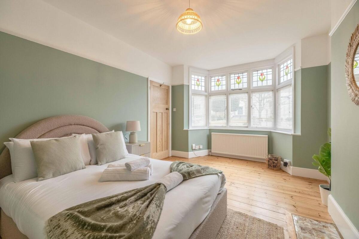 Spacious 5br Home, Parking, Walk To Holiday home