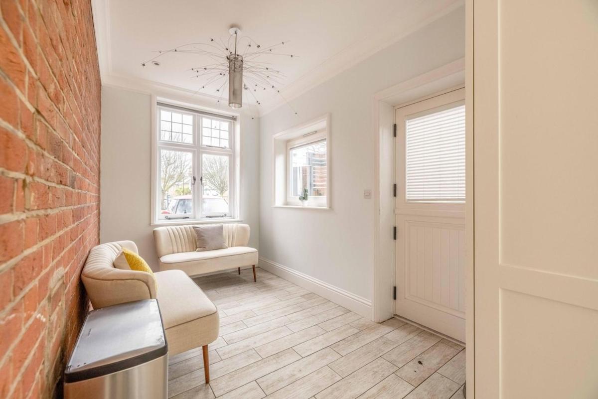 Spacious 5br Home, Parking, Walk To Holiday home *